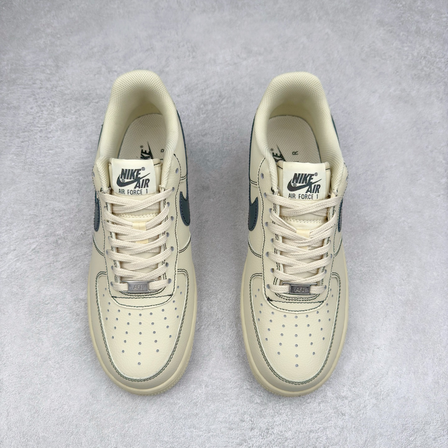 图片[2]-＃XT纯原 NK Air Force 1´07 Low 空军一号低帮百搭休闲运动板鞋 HQ2037-200 顶级批次 2022全新楦头鞋型 鱼鳞大底 历时开发三个月 清洁度完美 二维码鞋标 内置芯片及solo气垫 大底高度及其弧度依照正品 钢印 logo刺绣 鞋口弧度 鞋头长度 鞋面冲孔 鞋垫背胶及钢印 完美鞋型对比正品 每一处都是细节满满 柔软、弹性十足的缓震性能和出色的中底设计 横跨复古与现代的外型结合 造就出风靡全球 三十多年的Force 1 直到今天还深受青睐 实拍调校N版已经零色差零失真 百分百还原实物色彩所见即所得 不存在货不对板色差等低级问题 选购参考实物拍摄 不混卖不参货 只用心做好货严格选品 承诺混一赔十 尺码：36 36.5 37.5 38 38.5 39 40 40.5 41 42 42.5 43 44 44.5 45-选品中心