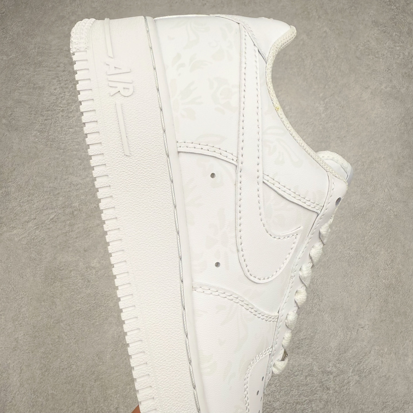 图片[6]-＃XT纯原 NK Air Force 1´07 Low 空军一号低帮百搭休闲运动板鞋 CW2288-111 顶级批次 2022全新楦头鞋型 鱼鳞大底 历时开发三个月 清洁度完美 二维码鞋标 内置芯片及solo气垫 大底高度及其弧度依照正品 钢印 logo刺绣 鞋口弧度 鞋头长度 鞋面冲孔 鞋垫背胶及钢印 完美鞋型对比正品 每一处都是细节满满 柔软、弹性十足的缓震性能和出色的中底设计 横跨复古与现代的外型结合 造就出风靡全球 三十多年的Force 1 直到今天还深受青睐 实拍调校N版已经零色差零失真 百分百还原实物色彩所见即所得 不存在货不对板色差等低级问题 选购参考实物拍摄 不混卖不参货 只用心做好货严格选品 承诺混一赔十 尺码：36 36.5 37.5 38 38.5 39 40 40.5 41 42 42.5 43 44 44.5 45-选品中心