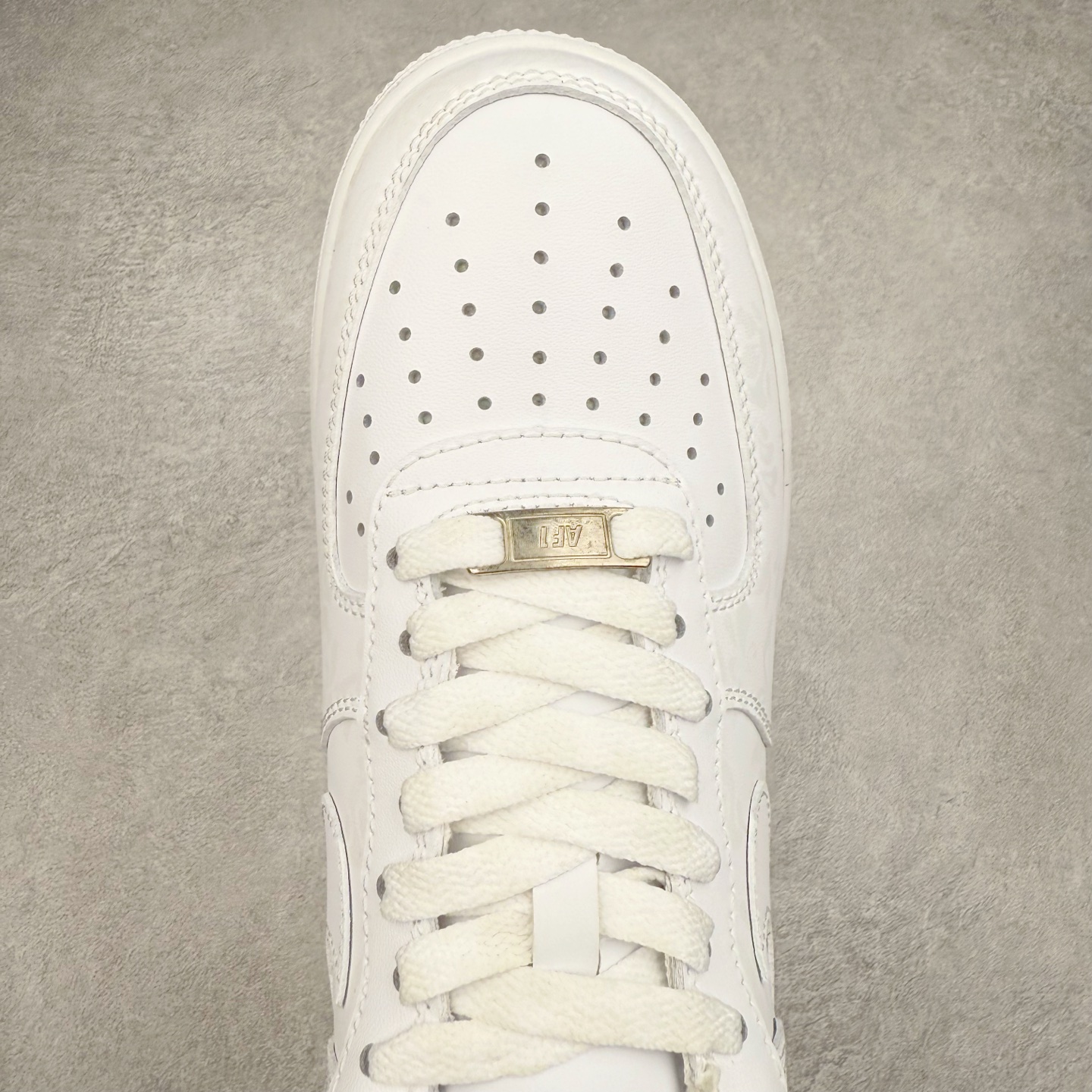 图片[4]-＃XT纯原 NK Air Force 1´07 Low 空军一号低帮百搭休闲运动板鞋 CW2288-111 顶级批次 2022全新楦头鞋型 鱼鳞大底 历时开发三个月 清洁度完美 二维码鞋标 内置芯片及solo气垫 大底高度及其弧度依照正品 钢印 logo刺绣 鞋口弧度 鞋头长度 鞋面冲孔 鞋垫背胶及钢印 完美鞋型对比正品 每一处都是细节满满 柔软、弹性十足的缓震性能和出色的中底设计 横跨复古与现代的外型结合 造就出风靡全球 三十多年的Force 1 直到今天还深受青睐 实拍调校N版已经零色差零失真 百分百还原实物色彩所见即所得 不存在货不对板色差等低级问题 选购参考实物拍摄 不混卖不参货 只用心做好货严格选品 承诺混一赔十 尺码：36 36.5 37.5 38 38.5 39 40 40.5 41 42 42.5 43 44 44.5 45-选品中心