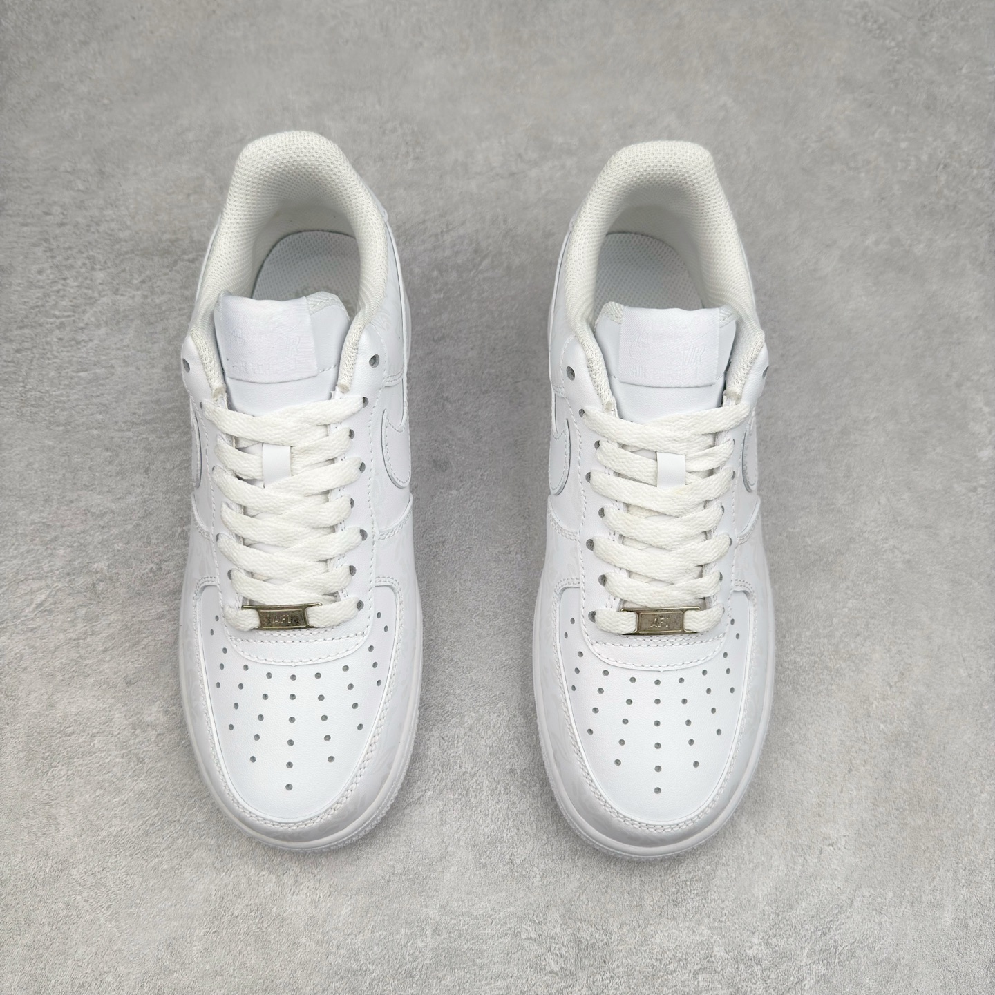 图片[2]-＃XT纯原 NK Air Force 1´07 Low 空军一号低帮百搭休闲运动板鞋 CW2288-111 顶级批次 2022全新楦头鞋型 鱼鳞大底 历时开发三个月 清洁度完美 二维码鞋标 内置芯片及solo气垫 大底高度及其弧度依照正品 钢印 logo刺绣 鞋口弧度 鞋头长度 鞋面冲孔 鞋垫背胶及钢印 完美鞋型对比正品 每一处都是细节满满 柔软、弹性十足的缓震性能和出色的中底设计 横跨复古与现代的外型结合 造就出风靡全球 三十多年的Force 1 直到今天还深受青睐 实拍调校N版已经零色差零失真 百分百还原实物色彩所见即所得 不存在货不对板色差等低级问题 选购参考实物拍摄 不混卖不参货 只用心做好货严格选品 承诺混一赔十 尺码：36 36.5 37.5 38 38.5 39 40 40.5 41 42 42.5 43 44 44.5 45-选品中心