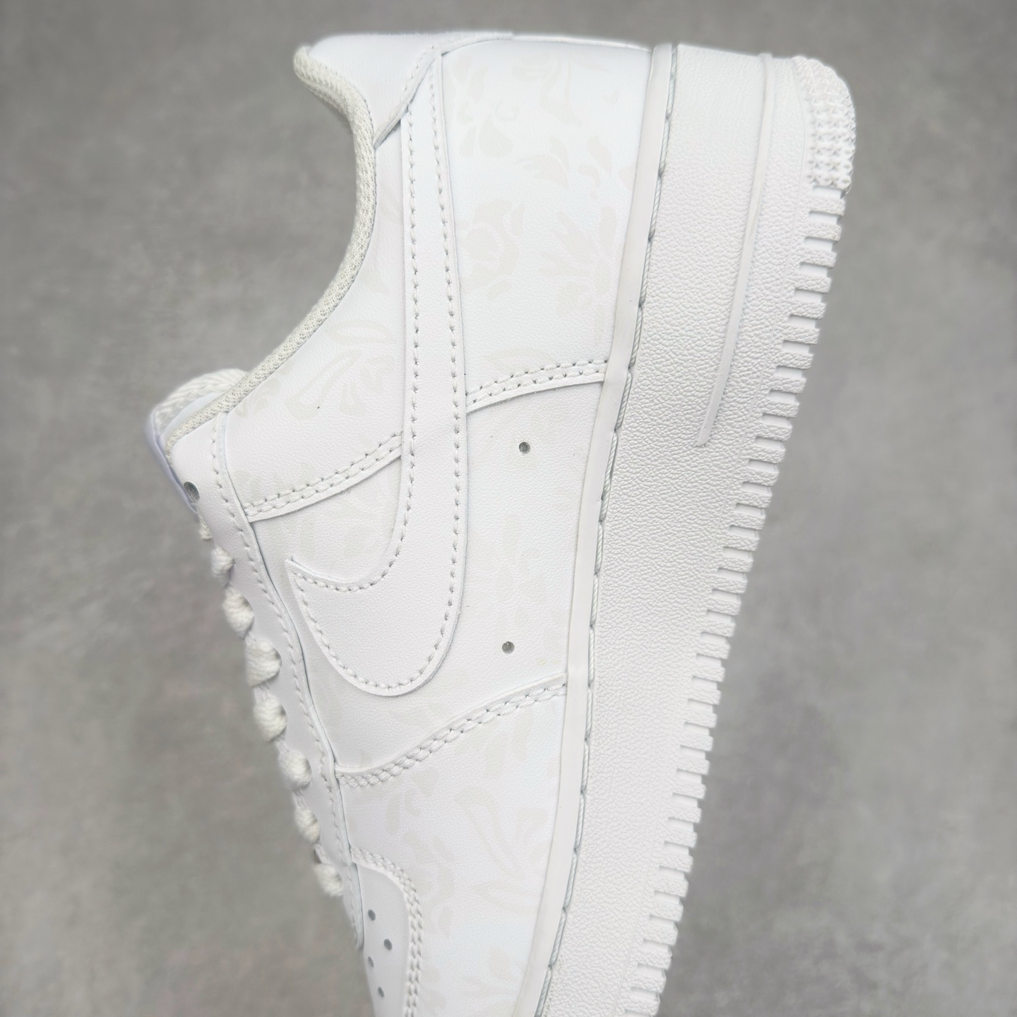 图片[7]-＃XT纯原 NK Air Force 1´07 Low 空军一号低帮百搭休闲运动板鞋 CW2288-111 顶级批次 2022全新楦头鞋型 鱼鳞大底 历时开发三个月 清洁度完美 二维码鞋标 内置芯片及solo气垫 大底高度及其弧度依照正品 钢印 logo刺绣 鞋口弧度 鞋头长度 鞋面冲孔 鞋垫背胶及钢印 完美鞋型对比正品 每一处都是细节满满 柔软、弹性十足的缓震性能和出色的中底设计 横跨复古与现代的外型结合 造就出风靡全球 三十多年的Force 1 直到今天还深受青睐 实拍调校N版已经零色差零失真 百分百还原实物色彩所见即所得 不存在货不对板色差等低级问题 选购参考实物拍摄 不混卖不参货 只用心做好货严格选品 承诺混一赔十 尺码：36 36.5 37.5 38 38.5 39 40 40.5 41 42 42.5 43 44 44.5 45-选品中心