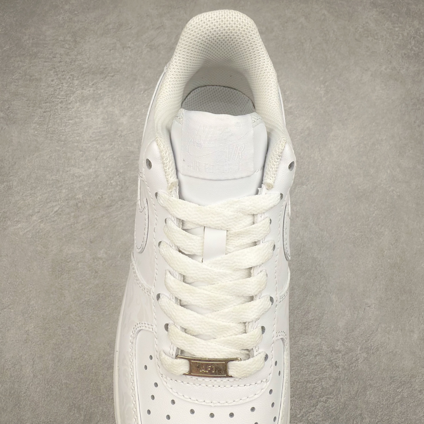 图片[5]-＃XT纯原 NK Air Force 1´07 Low 空军一号低帮百搭休闲运动板鞋 CW2288-111 顶级批次 2022全新楦头鞋型 鱼鳞大底 历时开发三个月 清洁度完美 二维码鞋标 内置芯片及solo气垫 大底高度及其弧度依照正品 钢印 logo刺绣 鞋口弧度 鞋头长度 鞋面冲孔 鞋垫背胶及钢印 完美鞋型对比正品 每一处都是细节满满 柔软、弹性十足的缓震性能和出色的中底设计 横跨复古与现代的外型结合 造就出风靡全球 三十多年的Force 1 直到今天还深受青睐 实拍调校N版已经零色差零失真 百分百还原实物色彩所见即所得 不存在货不对板色差等低级问题 选购参考实物拍摄 不混卖不参货 只用心做好货严格选品 承诺混一赔十 尺码：36 36.5 37.5 38 38.5 39 40 40.5 41 42 42.5 43 44 44.5 45-选品中心