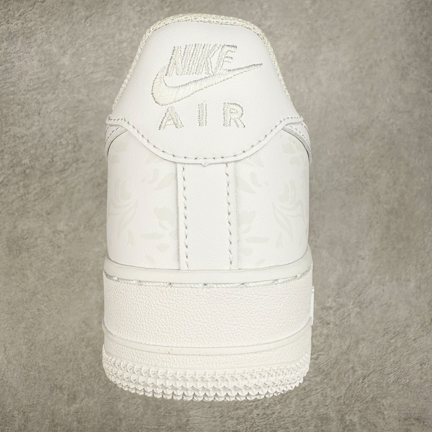 图片[8]-＃XT纯原 NK Air Force 1´07 Low 空军一号低帮百搭休闲运动板鞋 CW2288-111 顶级批次 2022全新楦头鞋型 鱼鳞大底 历时开发三个月 清洁度完美 二维码鞋标 内置芯片及solo气垫 大底高度及其弧度依照正品 钢印 logo刺绣 鞋口弧度 鞋头长度 鞋面冲孔 鞋垫背胶及钢印 完美鞋型对比正品 每一处都是细节满满 柔软、弹性十足的缓震性能和出色的中底设计 横跨复古与现代的外型结合 造就出风靡全球 三十多年的Force 1 直到今天还深受青睐 实拍调校N版已经零色差零失真 百分百还原实物色彩所见即所得 不存在货不对板色差等低级问题 选购参考实物拍摄 不混卖不参货 只用心做好货严格选品 承诺混一赔十 尺码：36 36.5 37.5 38 38.5 39 40 40.5 41 42 42.5 43 44 44.5 45-选品中心