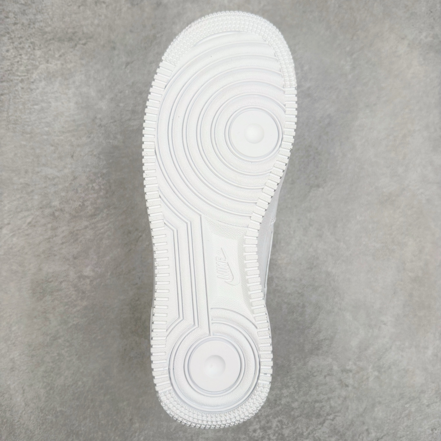 图片[9]-＃XT纯原 NK Air Force 1´07 Low 空军一号低帮百搭休闲运动板鞋 CW2288-111 顶级批次 2022全新楦头鞋型 鱼鳞大底 历时开发三个月 清洁度完美 二维码鞋标 内置芯片及solo气垫 大底高度及其弧度依照正品 钢印 logo刺绣 鞋口弧度 鞋头长度 鞋面冲孔 鞋垫背胶及钢印 完美鞋型对比正品 每一处都是细节满满 柔软、弹性十足的缓震性能和出色的中底设计 横跨复古与现代的外型结合 造就出风靡全球 三十多年的Force 1 直到今天还深受青睐 实拍调校N版已经零色差零失真 百分百还原实物色彩所见即所得 不存在货不对板色差等低级问题 选购参考实物拍摄 不混卖不参货 只用心做好货严格选品 承诺混一赔十 尺码：36 36.5 37.5 38 38.5 39 40 40.5 41 42 42.5 43 44 44.5 45-选品中心