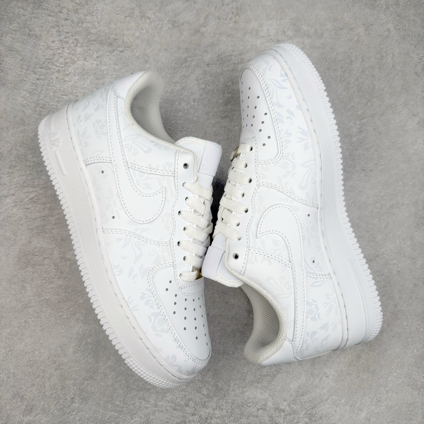 图片[3]-＃XT纯原 NK Air Force 1´07 Low 空军一号低帮百搭休闲运动板鞋 CW2288-111 顶级批次 2022全新楦头鞋型 鱼鳞大底 历时开发三个月 清洁度完美 二维码鞋标 内置芯片及solo气垫 大底高度及其弧度依照正品 钢印 logo刺绣 鞋口弧度 鞋头长度 鞋面冲孔 鞋垫背胶及钢印 完美鞋型对比正品 每一处都是细节满满 柔软、弹性十足的缓震性能和出色的中底设计 横跨复古与现代的外型结合 造就出风靡全球 三十多年的Force 1 直到今天还深受青睐 实拍调校N版已经零色差零失真 百分百还原实物色彩所见即所得 不存在货不对板色差等低级问题 选购参考实物拍摄 不混卖不参货 只用心做好货严格选品 承诺混一赔十 尺码：36 36.5 37.5 38 38.5 39 40 40.5 41 42 42.5 43 44 44.5 45-选品中心