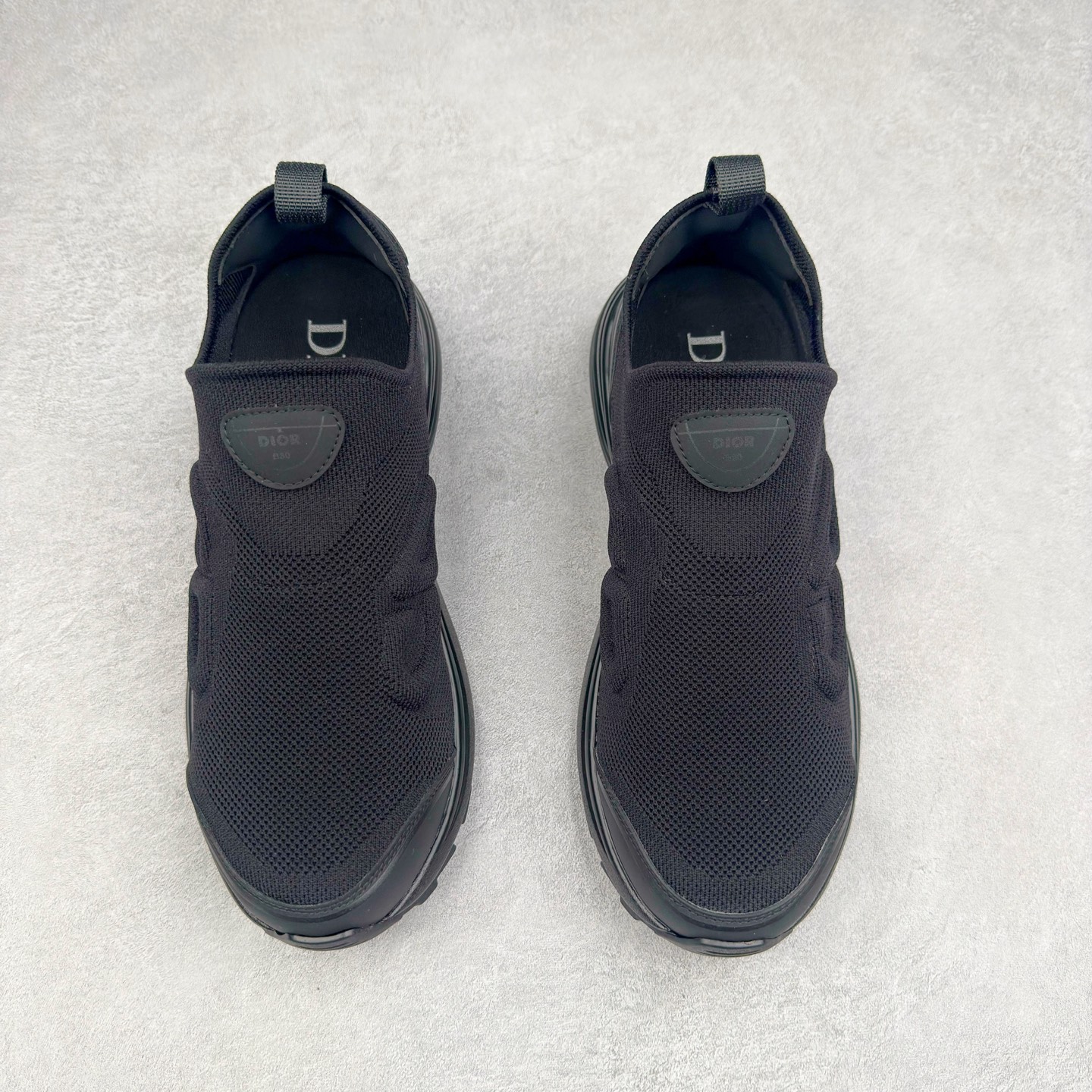 图片[2]-Dior B30 Countdown 迪奥针织飞织休闲运动鞋 这款运动鞋是别具一格的经典新品，时尚而富有运动风范，套穿式设计彰显新意。采用黑色网眼织物和科技面料精心制作，侧面饰以同色调30标志，鞋舌饰以对比鲜明的 B30标志，后侧则饰以 标志。柔软透气的鞋面与轻盈的纹理效果橡胶鞋底相得益彰，饰以各种经典细节，是日常造型的理想之选。可与各式休闲单品搭配，打造精致造型配送精美包装 • 面料：原版定制定制高密度飞织 • 内里：进口透气网面 • 鞋底：原版开模ip发泡材质 底厚：3.5CM 尺码： 男款39-45-选品中心