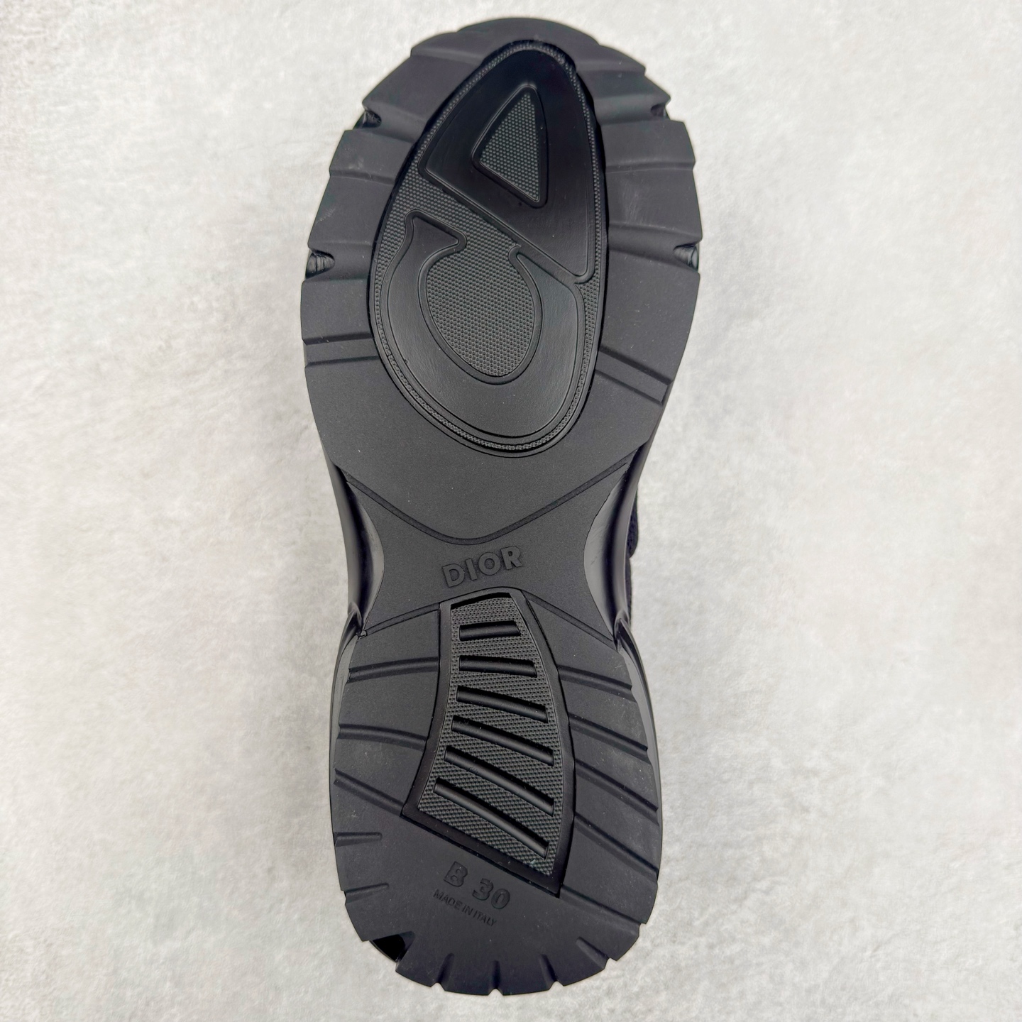 图片[9]-Dior B30 Countdown 迪奥针织飞织休闲运动鞋 这款运动鞋是别具一格的经典新品，时尚而富有运动风范，套穿式设计彰显新意。采用黑色网眼织物和科技面料精心制作，侧面饰以同色调30标志，鞋舌饰以对比鲜明的 B30标志，后侧则饰以 标志。柔软透气的鞋面与轻盈的纹理效果橡胶鞋底相得益彰，饰以各种经典细节，是日常造型的理想之选。可与各式休闲单品搭配，打造精致造型配送精美包装 • 面料：原版定制定制高密度飞织 • 内里：进口透气网面 • 鞋底：原版开模ip发泡材质 底厚：3.5CM 尺码： 男款39-45-选品中心