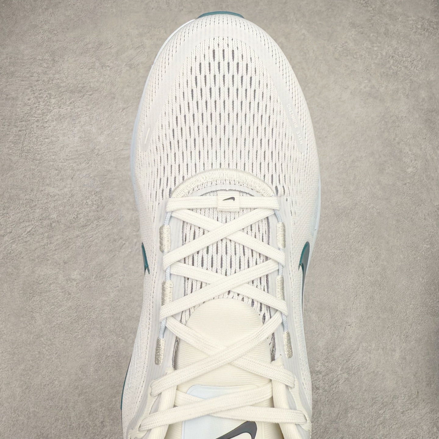 图片[4]-NK Air Zoom Vomero 18 轻便舒适公路跑步鞋 HM6804-103 质感柔软 弹力充沛 助力一路畅跑 乐享不停 厚实泡绵缔造舒适的回弹效果 铸就出色跑步表现 该鞋款轻盈透气 带你步入舒适新境界 疾速刺激感和非凡舒适脚感交织 定能让跑者在迈步间找到渴望已久的跑步乐趣 自如掌控跑步节奏、配速和里程 足底缓震配置赋予双足柔软舒适感受 助你一路畅跑 缓震设计 在双足触地时有助提供舒适脚感 搭载性能出众的 ZoomX 和 Cushlon 泡绵 营造柔软舒适脚感 助你稳稳迈步 基于跑者反馈 简化中底设计 带来出色舒适感 尺码：36 36.5 37.5 38 38.5 39 40 40.5 41 42 42.5 43 44 44.5 45-选品中心