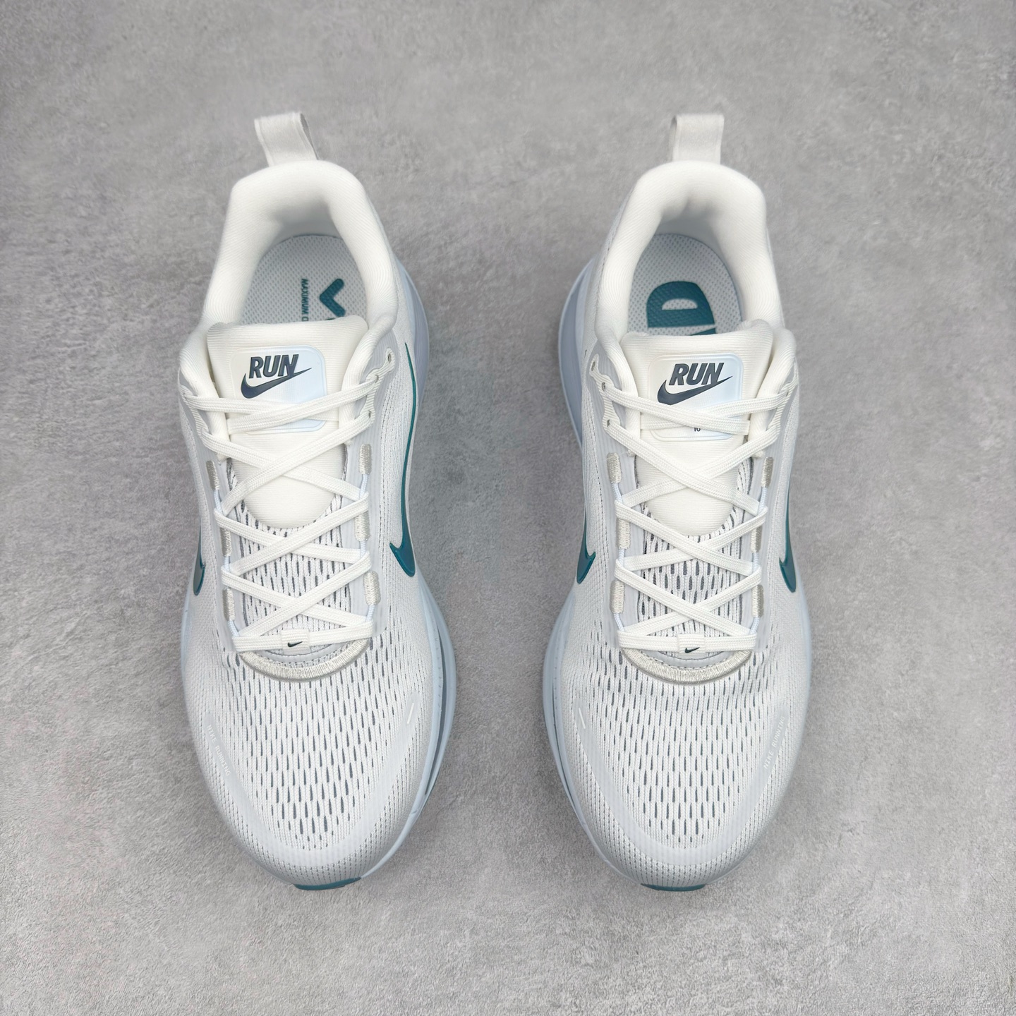 图片[2]-NK Air Zoom Vomero 18 轻便舒适公路跑步鞋 HM6804-103 质感柔软 弹力充沛 助力一路畅跑 乐享不停 厚实泡绵缔造舒适的回弹效果 铸就出色跑步表现 该鞋款轻盈透气 带你步入舒适新境界 疾速刺激感和非凡舒适脚感交织 定能让跑者在迈步间找到渴望已久的跑步乐趣 自如掌控跑步节奏、配速和里程 足底缓震配置赋予双足柔软舒适感受 助你一路畅跑 缓震设计 在双足触地时有助提供舒适脚感 搭载性能出众的 ZoomX 和 Cushlon 泡绵 营造柔软舒适脚感 助你稳稳迈步 基于跑者反馈 简化中底设计 带来出色舒适感 尺码：36 36.5 37.5 38 38.5 39 40 40.5 41 42 42.5 43 44 44.5 45-选品中心