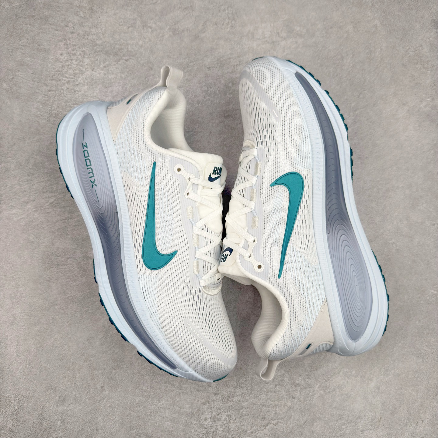 图片[3]-NK Air Zoom Vomero 18 轻便舒适公路跑步鞋 HM6804-103 质感柔软 弹力充沛 助力一路畅跑 乐享不停 厚实泡绵缔造舒适的回弹效果 铸就出色跑步表现 该鞋款轻盈透气 带你步入舒适新境界 疾速刺激感和非凡舒适脚感交织 定能让跑者在迈步间找到渴望已久的跑步乐趣 自如掌控跑步节奏、配速和里程 足底缓震配置赋予双足柔软舒适感受 助你一路畅跑 缓震设计 在双足触地时有助提供舒适脚感 搭载性能出众的 ZoomX 和 Cushlon 泡绵 营造柔软舒适脚感 助你稳稳迈步 基于跑者反馈 简化中底设计 带来出色舒适感 尺码：36 36.5 37.5 38 38.5 39 40 40.5 41 42 42.5 43 44 44.5 45-选品中心