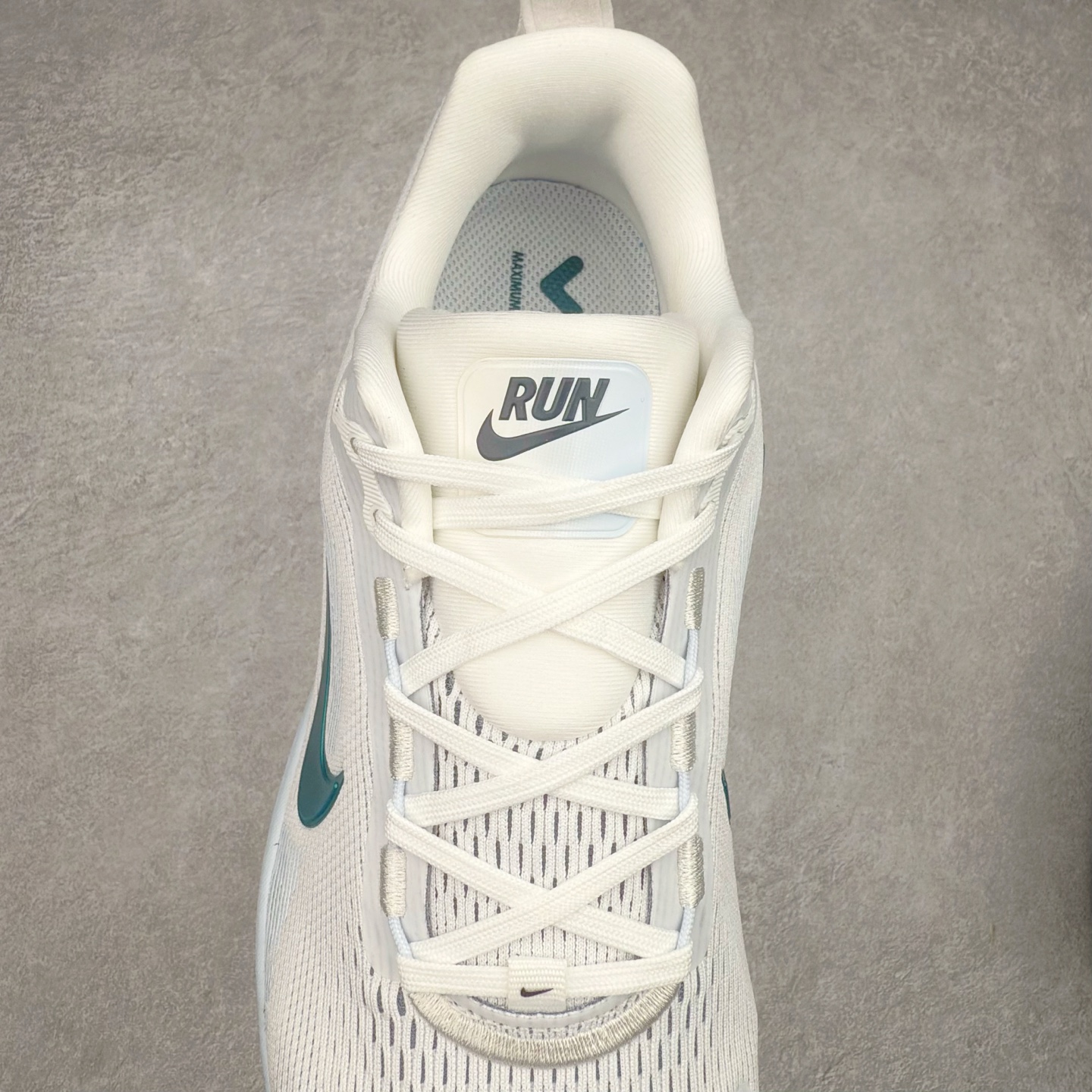 图片[5]-NK Air Zoom Vomero 18 轻便舒适公路跑步鞋 HM6804-103 质感柔软 弹力充沛 助力一路畅跑 乐享不停 厚实泡绵缔造舒适的回弹效果 铸就出色跑步表现 该鞋款轻盈透气 带你步入舒适新境界 疾速刺激感和非凡舒适脚感交织 定能让跑者在迈步间找到渴望已久的跑步乐趣 自如掌控跑步节奏、配速和里程 足底缓震配置赋予双足柔软舒适感受 助你一路畅跑 缓震设计 在双足触地时有助提供舒适脚感 搭载性能出众的 ZoomX 和 Cushlon 泡绵 营造柔软舒适脚感 助你稳稳迈步 基于跑者反馈 简化中底设计 带来出色舒适感 尺码：36 36.5 37.5 38 38.5 39 40 40.5 41 42 42.5 43 44 44.5 45-选品中心