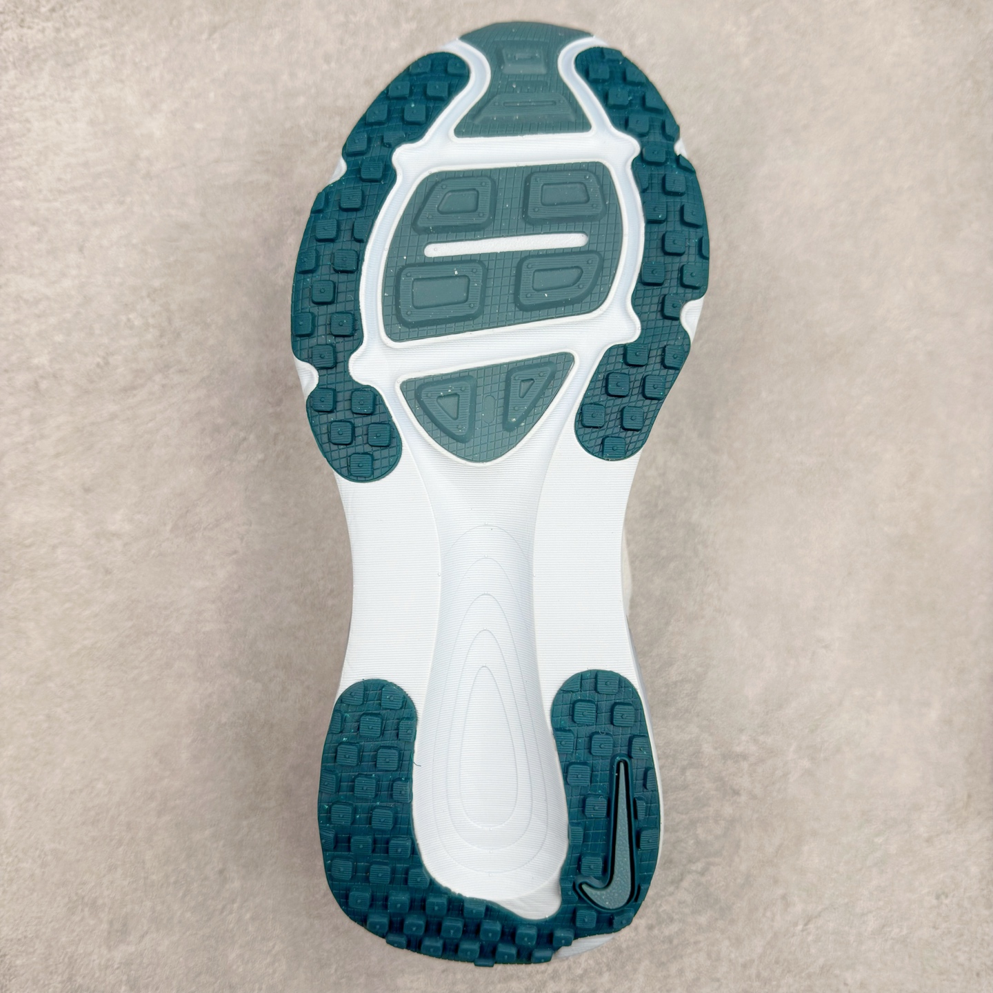 图片[9]-NK Air Zoom Vomero 18 轻便舒适公路跑步鞋 HM6804-103 质感柔软 弹力充沛 助力一路畅跑 乐享不停 厚实泡绵缔造舒适的回弹效果 铸就出色跑步表现 该鞋款轻盈透气 带你步入舒适新境界 疾速刺激感和非凡舒适脚感交织 定能让跑者在迈步间找到渴望已久的跑步乐趣 自如掌控跑步节奏、配速和里程 足底缓震配置赋予双足柔软舒适感受 助你一路畅跑 缓震设计 在双足触地时有助提供舒适脚感 搭载性能出众的 ZoomX 和 Cushlon 泡绵 营造柔软舒适脚感 助你稳稳迈步 基于跑者反馈 简化中底设计 带来出色舒适感 尺码：36 36.5 37.5 38 38.5 39 40 40.5 41 42 42.5 43 44 44.5 45-选品中心