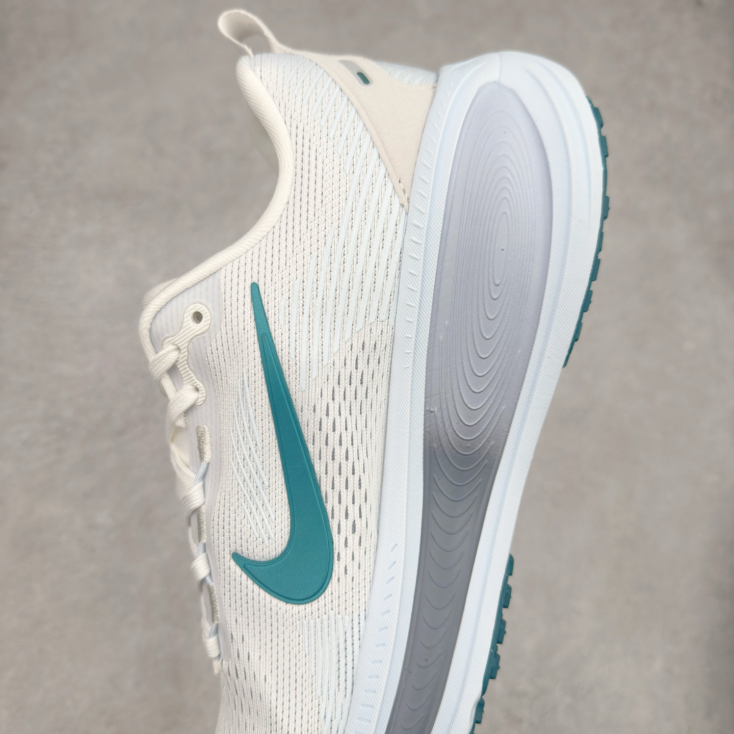 图片[7]-NK Air Zoom Vomero 18 轻便舒适公路跑步鞋 HM6804-103 质感柔软 弹力充沛 助力一路畅跑 乐享不停 厚实泡绵缔造舒适的回弹效果 铸就出色跑步表现 该鞋款轻盈透气 带你步入舒适新境界 疾速刺激感和非凡舒适脚感交织 定能让跑者在迈步间找到渴望已久的跑步乐趣 自如掌控跑步节奏、配速和里程 足底缓震配置赋予双足柔软舒适感受 助你一路畅跑 缓震设计 在双足触地时有助提供舒适脚感 搭载性能出众的 ZoomX 和 Cushlon 泡绵 营造柔软舒适脚感 助你稳稳迈步 基于跑者反馈 简化中底设计 带来出色舒适感 尺码：36 36.5 37.5 38 38.5 39 40 40.5 41 42 42.5 43 44 44.5 45-选品中心