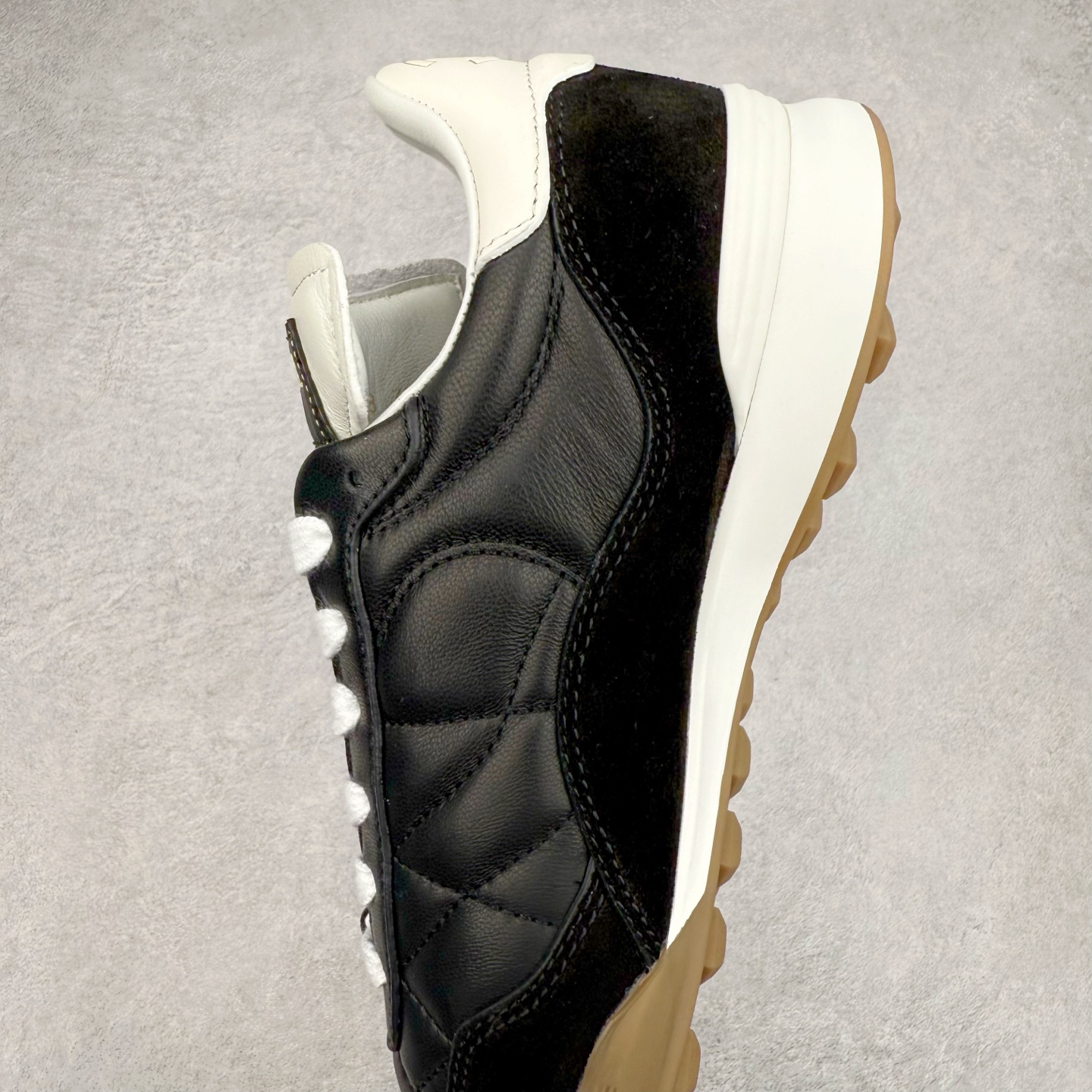 图片[7]-＃纯原 Chanel 香奈儿最新菱格小球鞋 四季百搭 coco女孩必入 隐藏款网球鞋 秀气高级好看 非常舒适！24新款棒球鞋 莞产顶级纯原 官方最新花纹礼盒顶级包装官方同步 鞋面原版定制胎牛油皮 牛反绒 原版进口透气绒布 小羊皮内里 原版开模碎钉钉橡胶 原厂TPU组合大底 尺码：35 36 37 38 39 40-选品中心