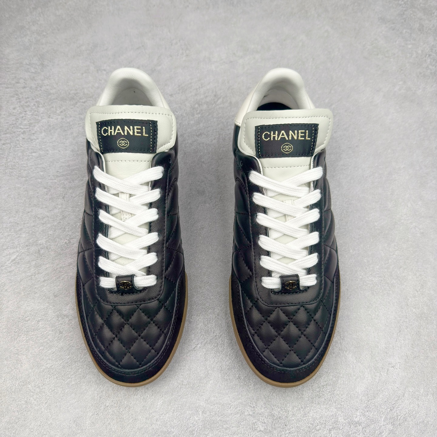 图片[2]-＃纯原 Chanel 香奈儿最新菱格小球鞋 四季百搭 coco女孩必入 隐藏款网球鞋 秀气高级好看 非常舒适！24新款棒球鞋 莞产顶级纯原 官方最新花纹礼盒顶级包装官方同步 鞋面原版定制胎牛油皮 牛反绒 原版进口透气绒布 小羊皮内里 原版开模碎钉钉橡胶 原厂TPU组合大底 尺码：35 36 37 38 39 40-选品中心