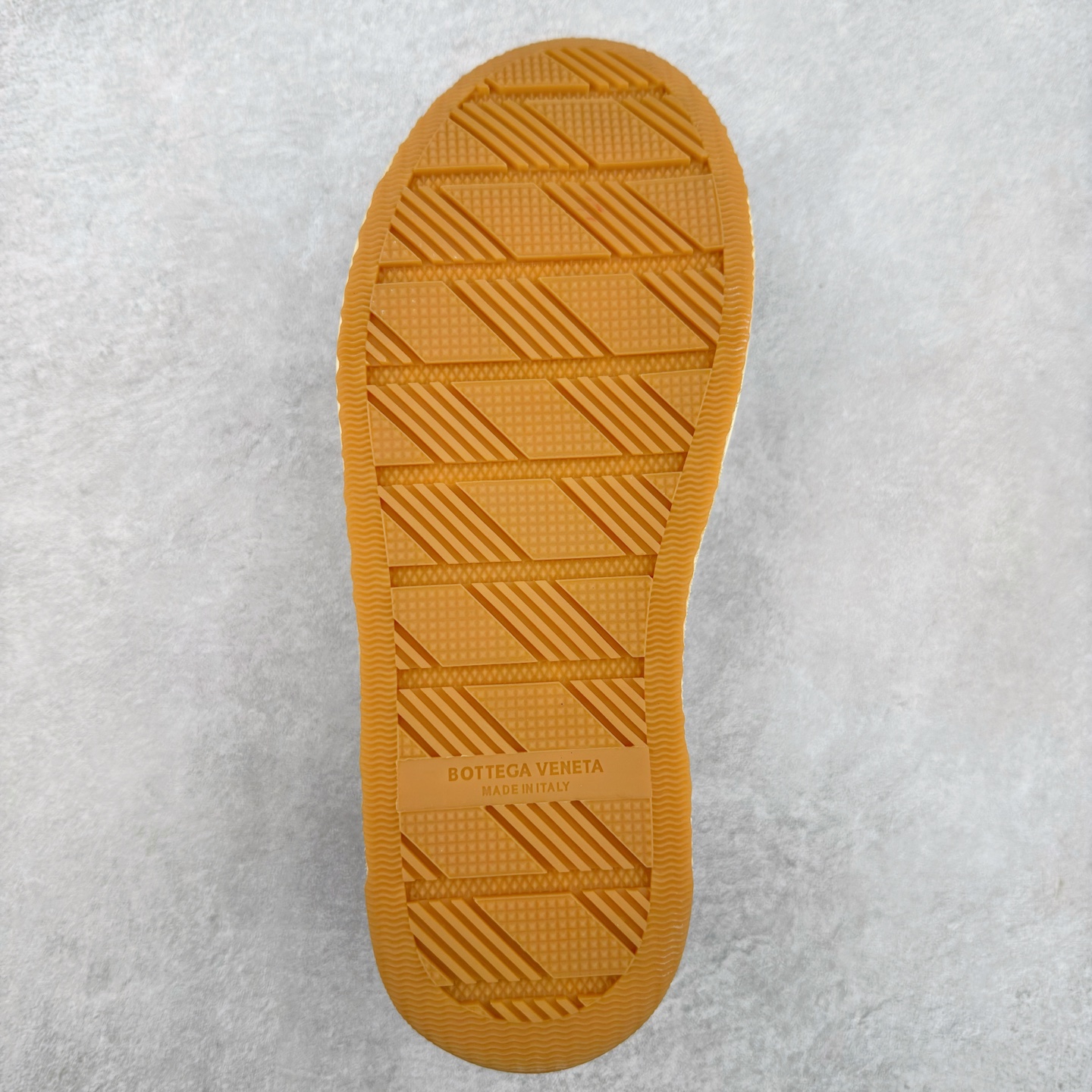 图片[9]-＃TG BOTTEGA VENETA Eliot BV 25ss 葆蝶家新款复古中帮帆布运动鞋 上市即封神 小红书爆款 BV全新的 Eliot以复古篮球鞋为设计灵感 童趣的色彩焕发青春活力!男女同款 可以做情侣鞋穿着哦整个鞋子透气舒适 帆布鞋面自重轻盈 鞋帮拼接处以柔软奢华的羊皮镶嵌包裹每只鞋边的红线均为手工绘画 更具品味与态度喔 尺码：35 36 37 38 39 40 41 42 43 44 45-选品中心