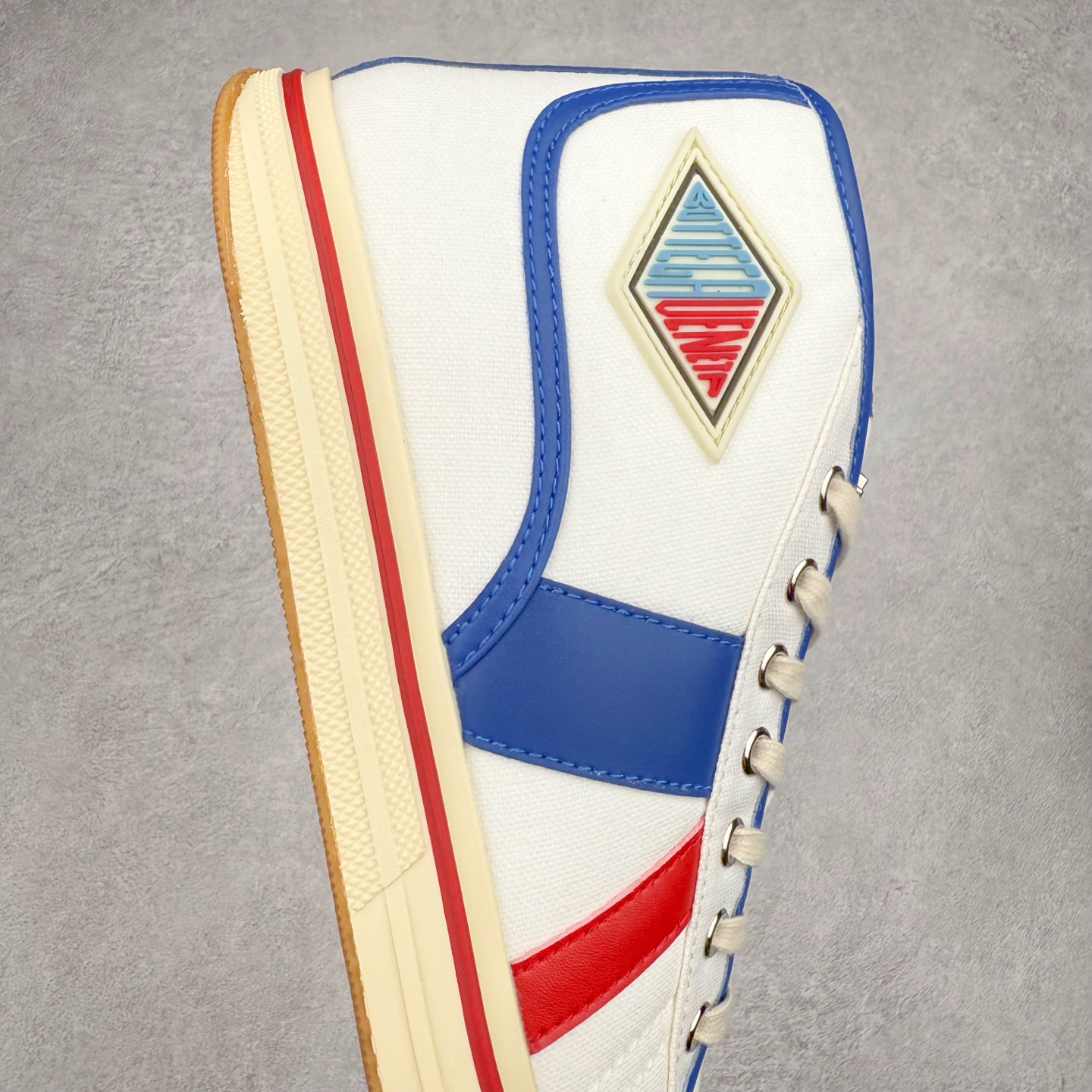 图片[6]-＃TG BOTTEGA VENETA Eliot BV 25ss 葆蝶家新款复古中帮帆布运动鞋 上市即封神 小红书爆款 BV全新的 Eliot以复古篮球鞋为设计灵感 童趣的色彩焕发青春活力!男女同款 可以做情侣鞋穿着哦整个鞋子透气舒适 帆布鞋面自重轻盈 鞋帮拼接处以柔软奢华的羊皮镶嵌包裹每只鞋边的红线均为手工绘画 更具品味与态度喔 尺码：35 36 37 38 39 40 41 42 43 44 45-选品中心