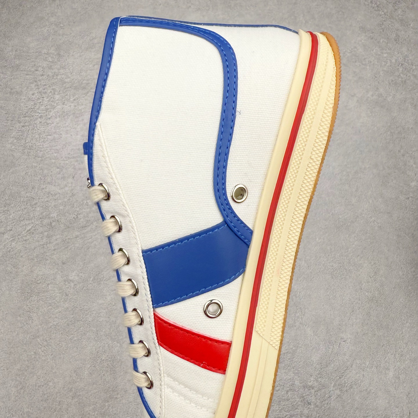 图片[7]-＃TG BOTTEGA VENETA Eliot BV 25ss 葆蝶家新款复古中帮帆布运动鞋 上市即封神 小红书爆款 BV全新的 Eliot以复古篮球鞋为设计灵感 童趣的色彩焕发青春活力!男女同款 可以做情侣鞋穿着哦整个鞋子透气舒适 帆布鞋面自重轻盈 鞋帮拼接处以柔软奢华的羊皮镶嵌包裹每只鞋边的红线均为手工绘画 更具品味与态度喔 尺码：35 36 37 38 39 40 41 42 43 44 45-选品中心