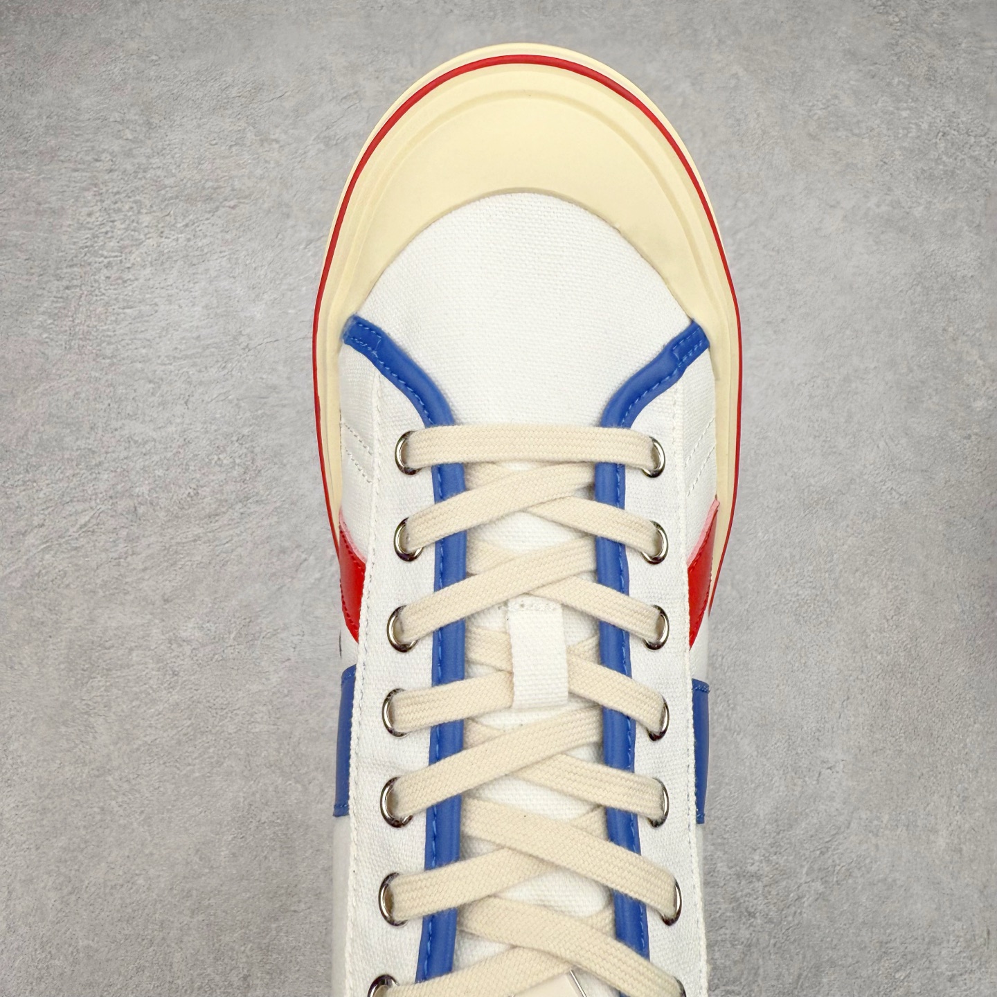 图片[4]-＃TG BOTTEGA VENETA Eliot BV 25ss 葆蝶家新款复古中帮帆布运动鞋 上市即封神 小红书爆款 BV全新的 Eliot以复古篮球鞋为设计灵感 童趣的色彩焕发青春活力!男女同款 可以做情侣鞋穿着哦整个鞋子透气舒适 帆布鞋面自重轻盈 鞋帮拼接处以柔软奢华的羊皮镶嵌包裹每只鞋边的红线均为手工绘画 更具品味与态度喔 尺码：35 36 37 38 39 40 41 42 43 44 45-选品中心