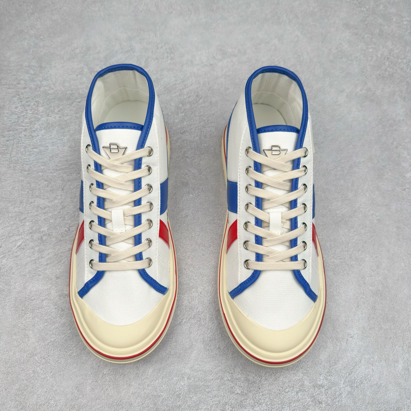 图片[2]-＃TG BOTTEGA VENETA Eliot BV 25ss 葆蝶家新款复古中帮帆布运动鞋 上市即封神 小红书爆款 BV全新的 Eliot以复古篮球鞋为设计灵感 童趣的色彩焕发青春活力!男女同款 可以做情侣鞋穿着哦整个鞋子透气舒适 帆布鞋面自重轻盈 鞋帮拼接处以柔软奢华的羊皮镶嵌包裹每只鞋边的红线均为手工绘画 更具品味与态度喔 尺码：35 36 37 38 39 40 41 42 43 44 45-选品中心