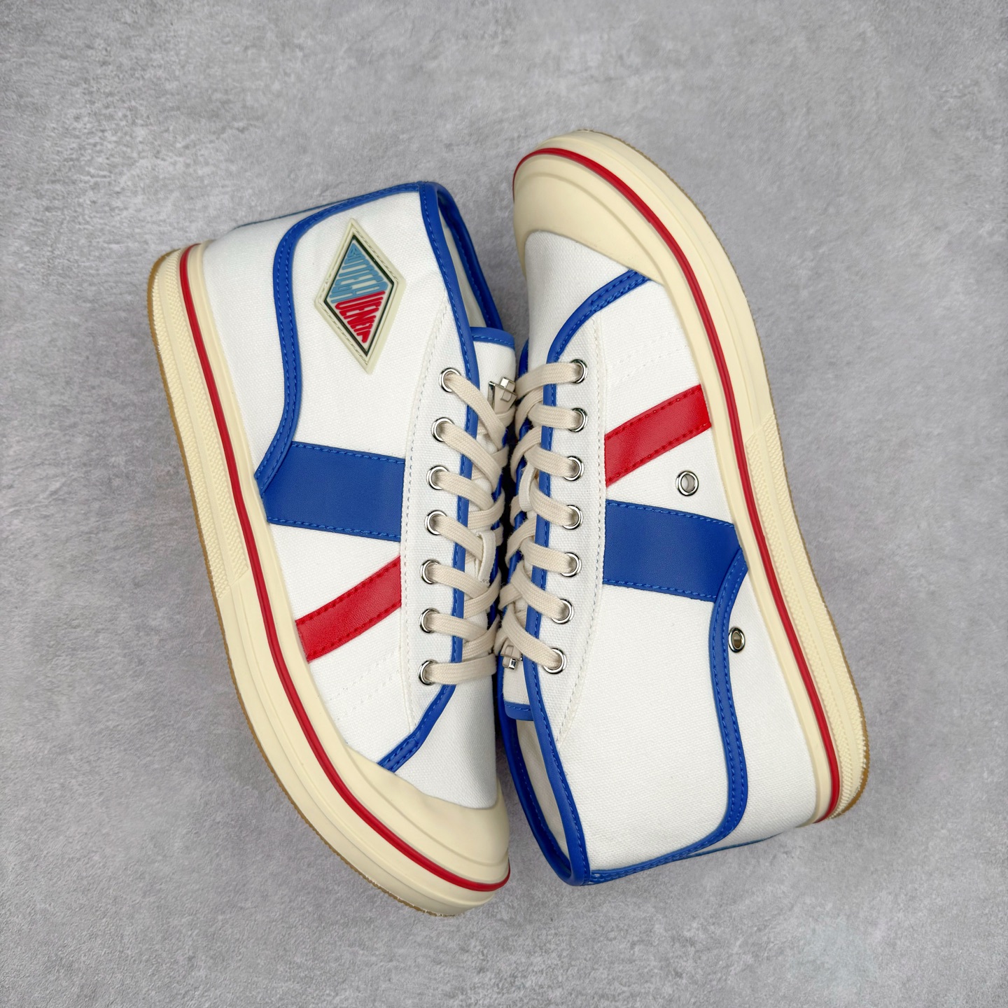 图片[3]-＃TG BOTTEGA VENETA Eliot BV 25ss 葆蝶家新款复古中帮帆布运动鞋 上市即封神 小红书爆款 BV全新的 Eliot以复古篮球鞋为设计灵感 童趣的色彩焕发青春活力!男女同款 可以做情侣鞋穿着哦整个鞋子透气舒适 帆布鞋面自重轻盈 鞋帮拼接处以柔软奢华的羊皮镶嵌包裹每只鞋边的红线均为手工绘画 更具品味与态度喔 尺码：35 36 37 38 39 40 41 42 43 44 45-选品中心