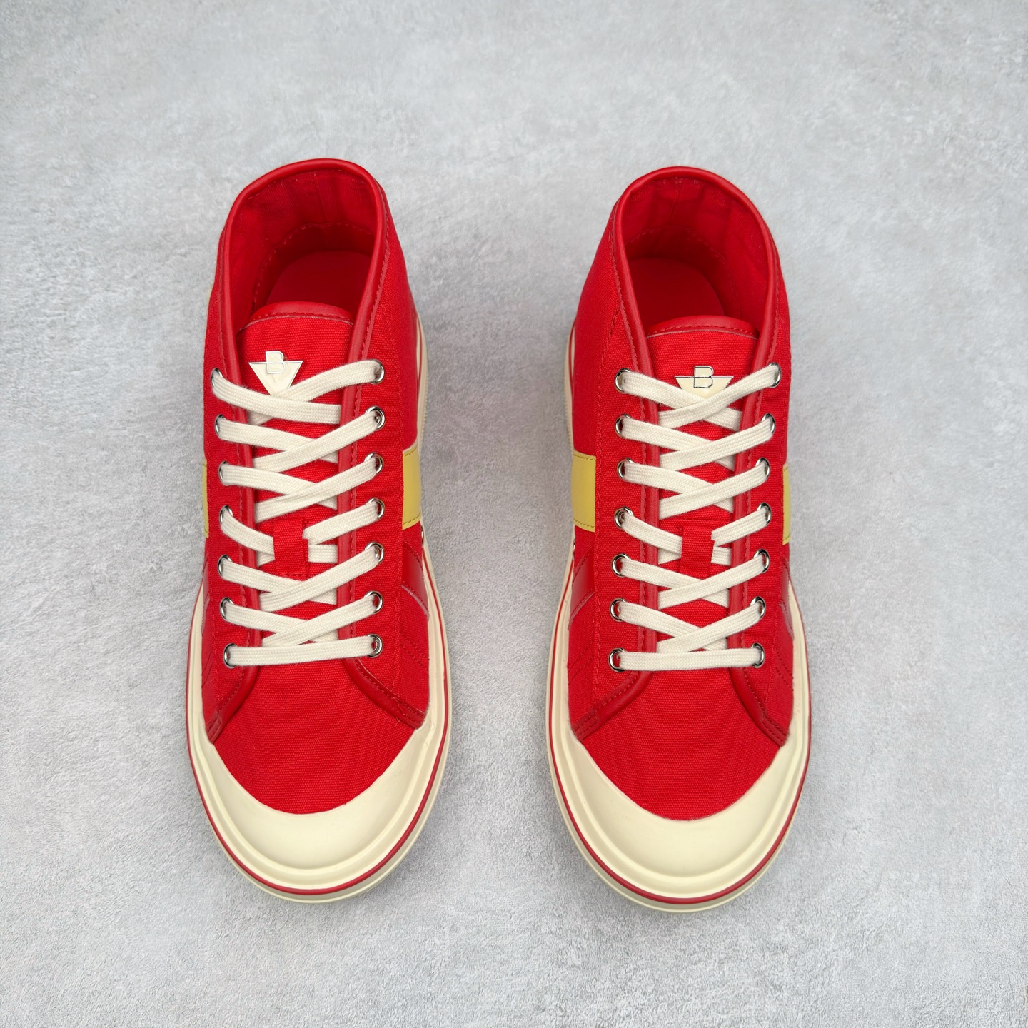 图片[2]-＃TG BOTTEGA VENETA Eliot BV 25ss 葆蝶家新款复古中帮帆布运动鞋 上市即封神 小红书爆款 BV全新的 Eliot以复古篮球鞋为设计灵感 童趣的色彩焕发青春活力!男女同款 可以做情侣鞋穿着哦整个鞋子透气舒适 帆布鞋面自重轻盈 鞋帮拼接处以柔软奢华的羊皮镶嵌包裹每只鞋边的红线均为手工绘画 更具品味与态度喔 尺码：35 36 37 38 39 40 41 42 43 44 45-选品中心