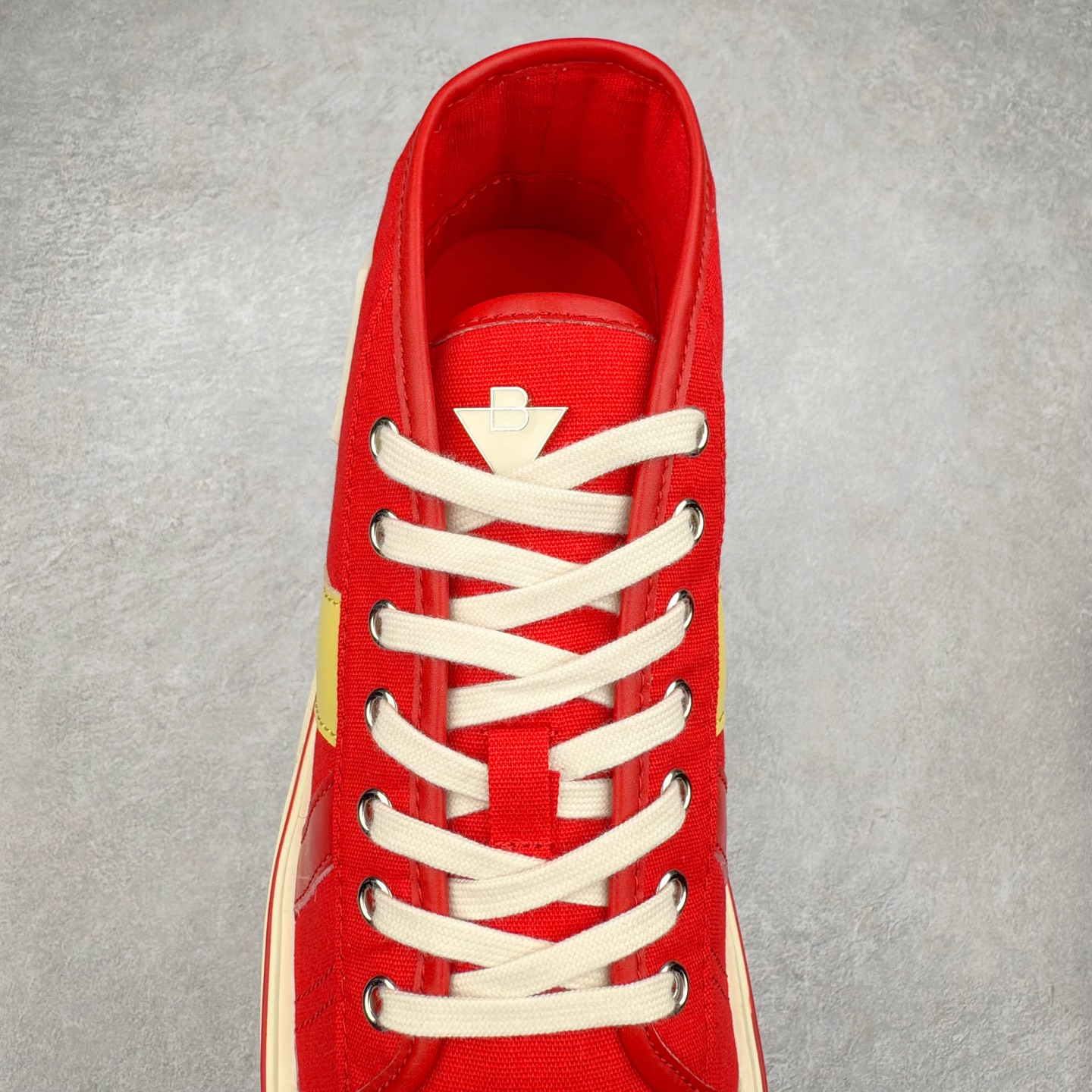 图片[5]-＃TG BOTTEGA VENETA Eliot BV 25ss 葆蝶家新款复古中帮帆布运动鞋 上市即封神 小红书爆款 BV全新的 Eliot以复古篮球鞋为设计灵感 童趣的色彩焕发青春活力!男女同款 可以做情侣鞋穿着哦整个鞋子透气舒适 帆布鞋面自重轻盈 鞋帮拼接处以柔软奢华的羊皮镶嵌包裹每只鞋边的红线均为手工绘画 更具品味与态度喔 尺码：35 36 37 38 39 40 41 42 43 44 45-选品中心