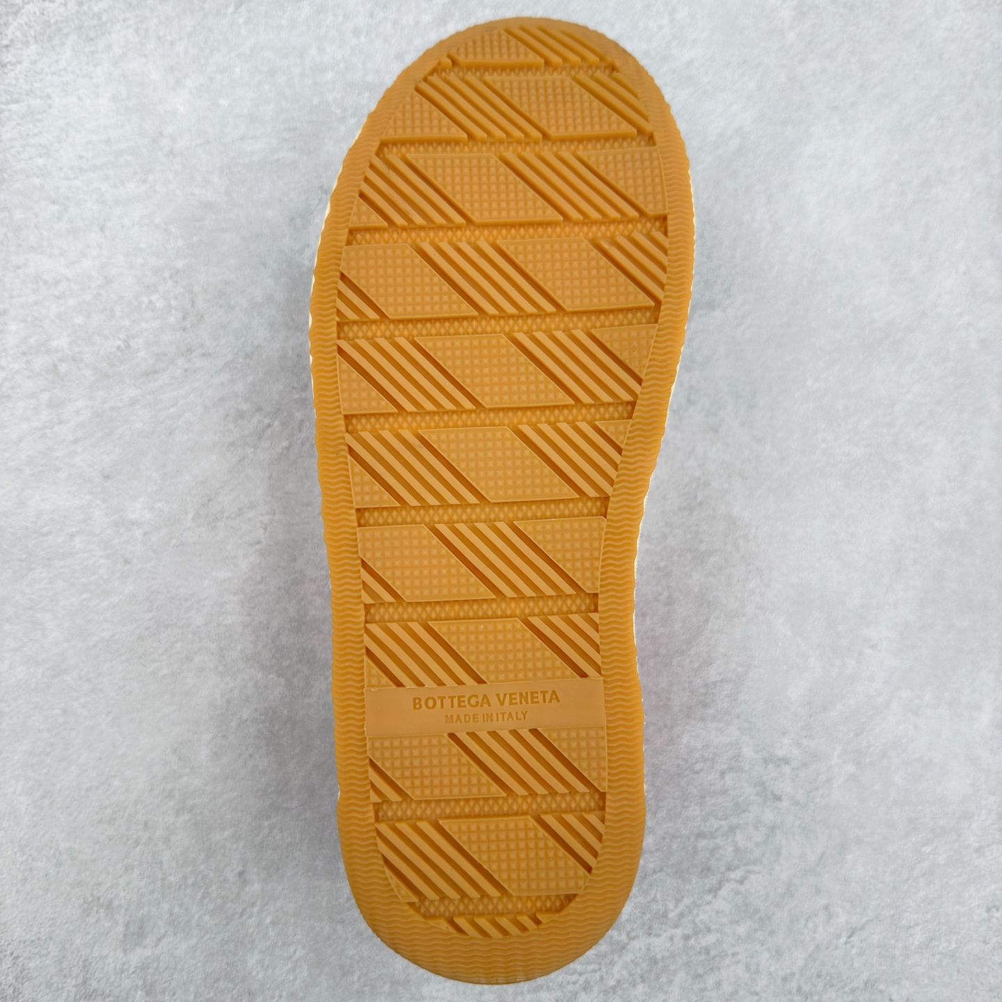 图片[9]-＃TG BOTTEGA VENETA Eliot BV 25ss 葆蝶家新款复古中帮帆布运动鞋 上市即封神 小红书爆款 BV全新的 Eliot以复古篮球鞋为设计灵感 童趣的色彩焕发青春活力!男女同款 可以做情侣鞋穿着哦整个鞋子透气舒适 帆布鞋面自重轻盈 鞋帮拼接处以柔软奢华的羊皮镶嵌包裹每只鞋边的红线均为手工绘画 更具品味与态度喔 尺码：35 36 37 38 39 40 41 42 43 44 45-选品中心