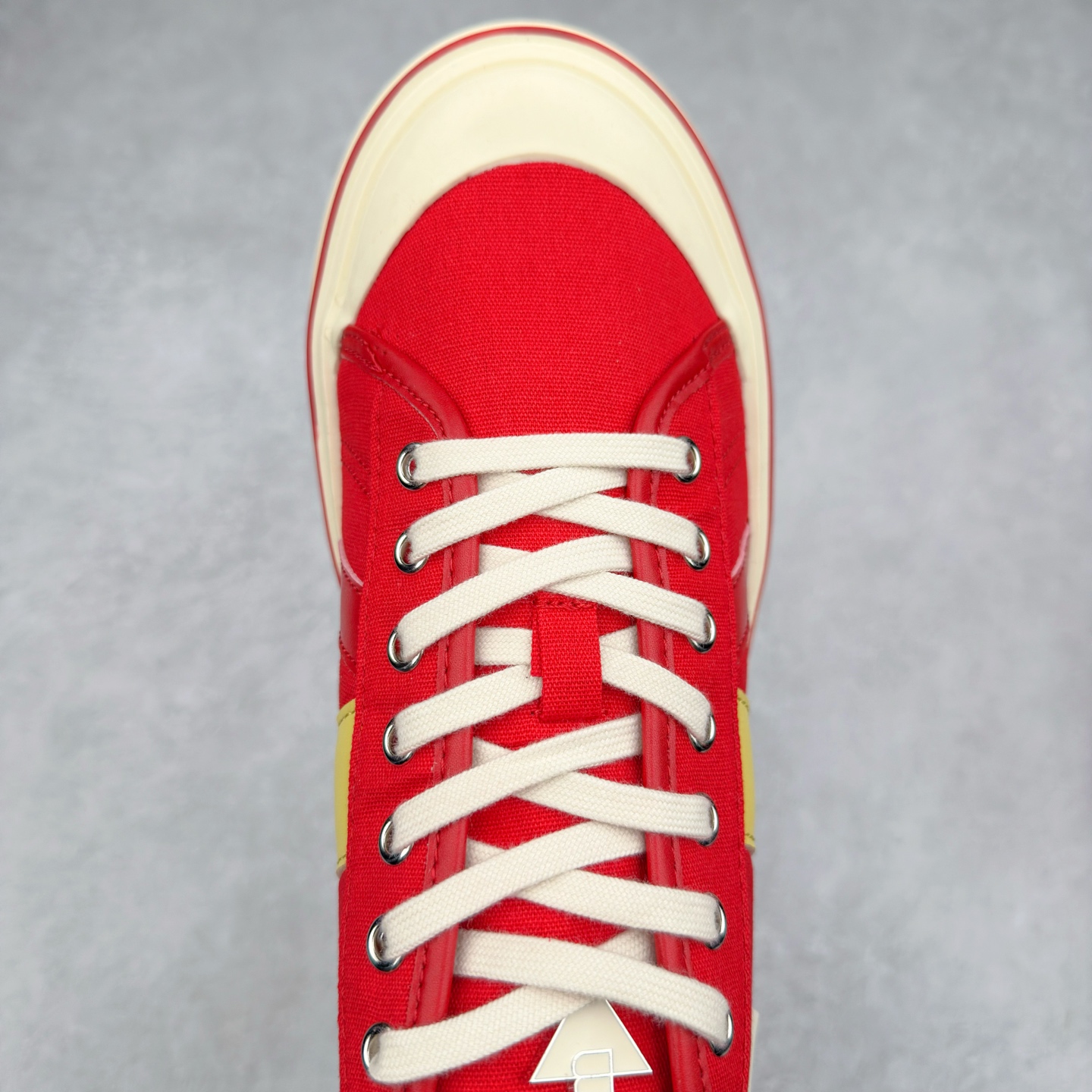 图片[4]-＃TG BOTTEGA VENETA Eliot BV 25ss 葆蝶家新款复古中帮帆布运动鞋 上市即封神 小红书爆款 BV全新的 Eliot以复古篮球鞋为设计灵感 童趣的色彩焕发青春活力!男女同款 可以做情侣鞋穿着哦整个鞋子透气舒适 帆布鞋面自重轻盈 鞋帮拼接处以柔软奢华的羊皮镶嵌包裹每只鞋边的红线均为手工绘画 更具品味与态度喔 尺码：35 36 37 38 39 40 41 42 43 44 45-选品中心