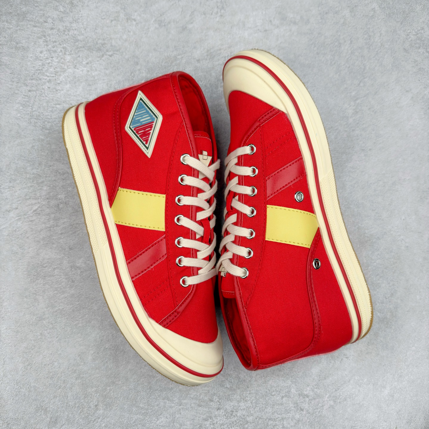 图片[3]-＃TG BOTTEGA VENETA Eliot BV 25ss 葆蝶家新款复古中帮帆布运动鞋 上市即封神 小红书爆款 BV全新的 Eliot以复古篮球鞋为设计灵感 童趣的色彩焕发青春活力!男女同款 可以做情侣鞋穿着哦整个鞋子透气舒适 帆布鞋面自重轻盈 鞋帮拼接处以柔软奢华的羊皮镶嵌包裹每只鞋边的红线均为手工绘画 更具品味与态度喔 尺码：35 36 37 38 39 40 41 42 43 44 45-选品中心