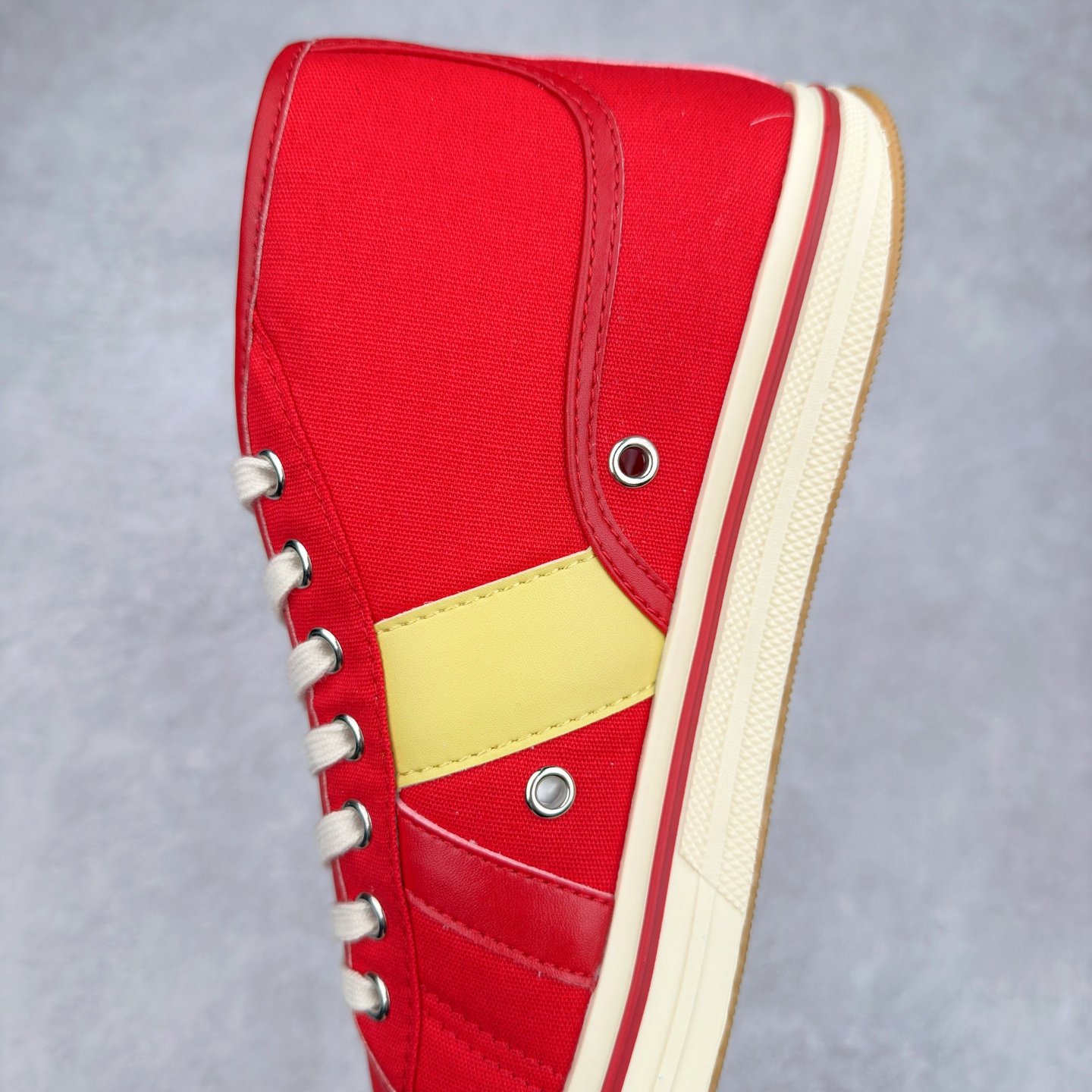 图片[7]-＃TG BOTTEGA VENETA Eliot BV 25ss 葆蝶家新款复古中帮帆布运动鞋 上市即封神 小红书爆款 BV全新的 Eliot以复古篮球鞋为设计灵感 童趣的色彩焕发青春活力!男女同款 可以做情侣鞋穿着哦整个鞋子透气舒适 帆布鞋面自重轻盈 鞋帮拼接处以柔软奢华的羊皮镶嵌包裹每只鞋边的红线均为手工绘画 更具品味与态度喔 尺码：35 36 37 38 39 40 41 42 43 44 45-选品中心