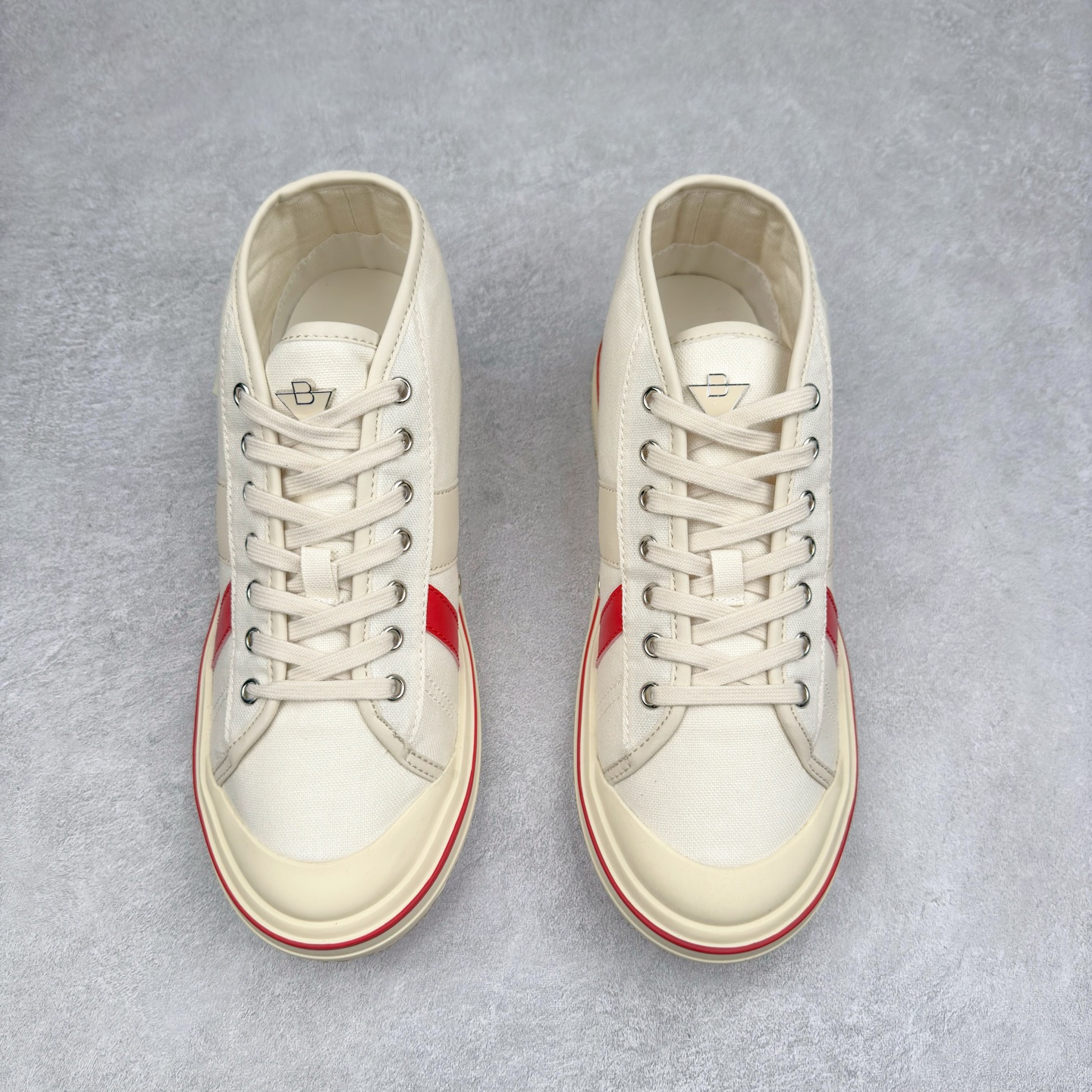 图片[2]-＃TG BOTTEGA VENETA Eliot BV 25ss 葆蝶家新款复古中帮帆布运动鞋 上市即封神 小红书爆款 BV全新的 Eliot以复古篮球鞋为设计灵感 童趣的色彩焕发青春活力!男女同款 可以做情侣鞋穿着哦整个鞋子透气舒适 帆布鞋面自重轻盈 鞋帮拼接处以柔软奢华的羊皮镶嵌包裹每只鞋边的红线均为手工绘画 更具品味与态度喔 尺码：35 36 37 38 39 40 41 42 43 44 45-选品中心