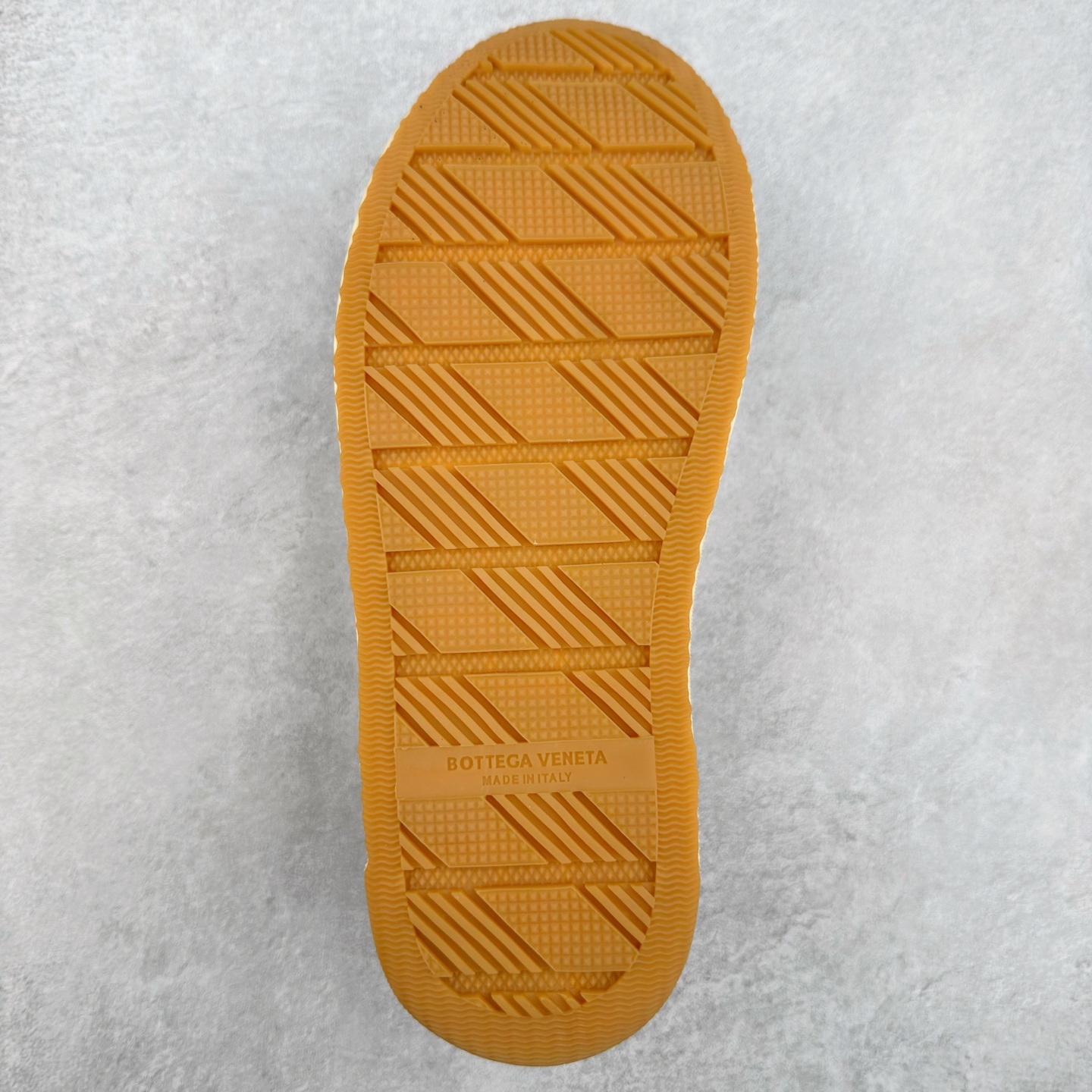 图片[9]-＃TG BOTTEGA VENETA Eliot BV 25ss 葆蝶家新款复古中帮帆布运动鞋 上市即封神 小红书爆款 BV全新的 Eliot以复古篮球鞋为设计灵感 童趣的色彩焕发青春活力!男女同款 可以做情侣鞋穿着哦整个鞋子透气舒适 帆布鞋面自重轻盈 鞋帮拼接处以柔软奢华的羊皮镶嵌包裹每只鞋边的红线均为手工绘画 更具品味与态度喔 尺码：35 36 37 38 39 40 41 42 43 44 45-选品中心