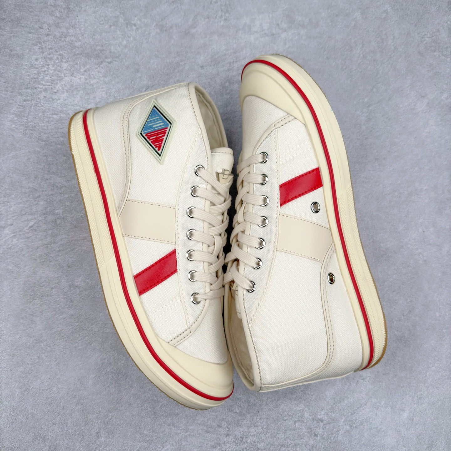 图片[3]-＃TG BOTTEGA VENETA Eliot BV 25ss 葆蝶家新款复古中帮帆布运动鞋 上市即封神 小红书爆款 BV全新的 Eliot以复古篮球鞋为设计灵感 童趣的色彩焕发青春活力!男女同款 可以做情侣鞋穿着哦整个鞋子透气舒适 帆布鞋面自重轻盈 鞋帮拼接处以柔软奢华的羊皮镶嵌包裹每只鞋边的红线均为手工绘画 更具品味与态度喔 尺码：35 36 37 38 39 40 41 42 43 44 45-选品中心