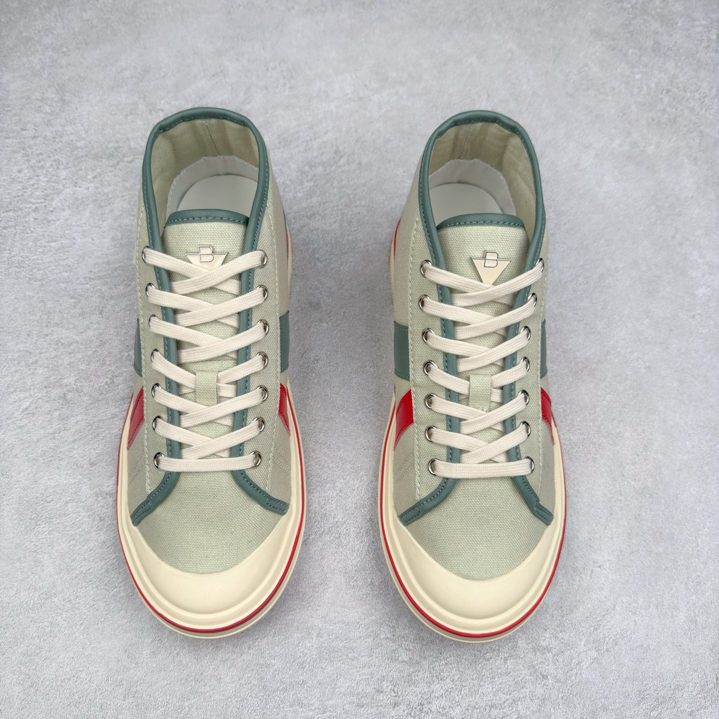 图片[2]-＃TG BOTTEGA VENETA Eliot BV 25ss 葆蝶家新款复古中帮帆布运动鞋 上市即封神 小红书爆款 BV全新的 Eliot以复古篮球鞋为设计灵感 童趣的色彩焕发青春活力!男女同款 可以做情侣鞋穿着哦整个鞋子透气舒适 帆布鞋面自重轻盈 鞋帮拼接处以柔软奢华的羊皮镶嵌包裹每只鞋边的红线均为手工绘画 更具品味与态度喔 尺码：35 36 37 38 39 40 41 42 43 44 45-选品中心