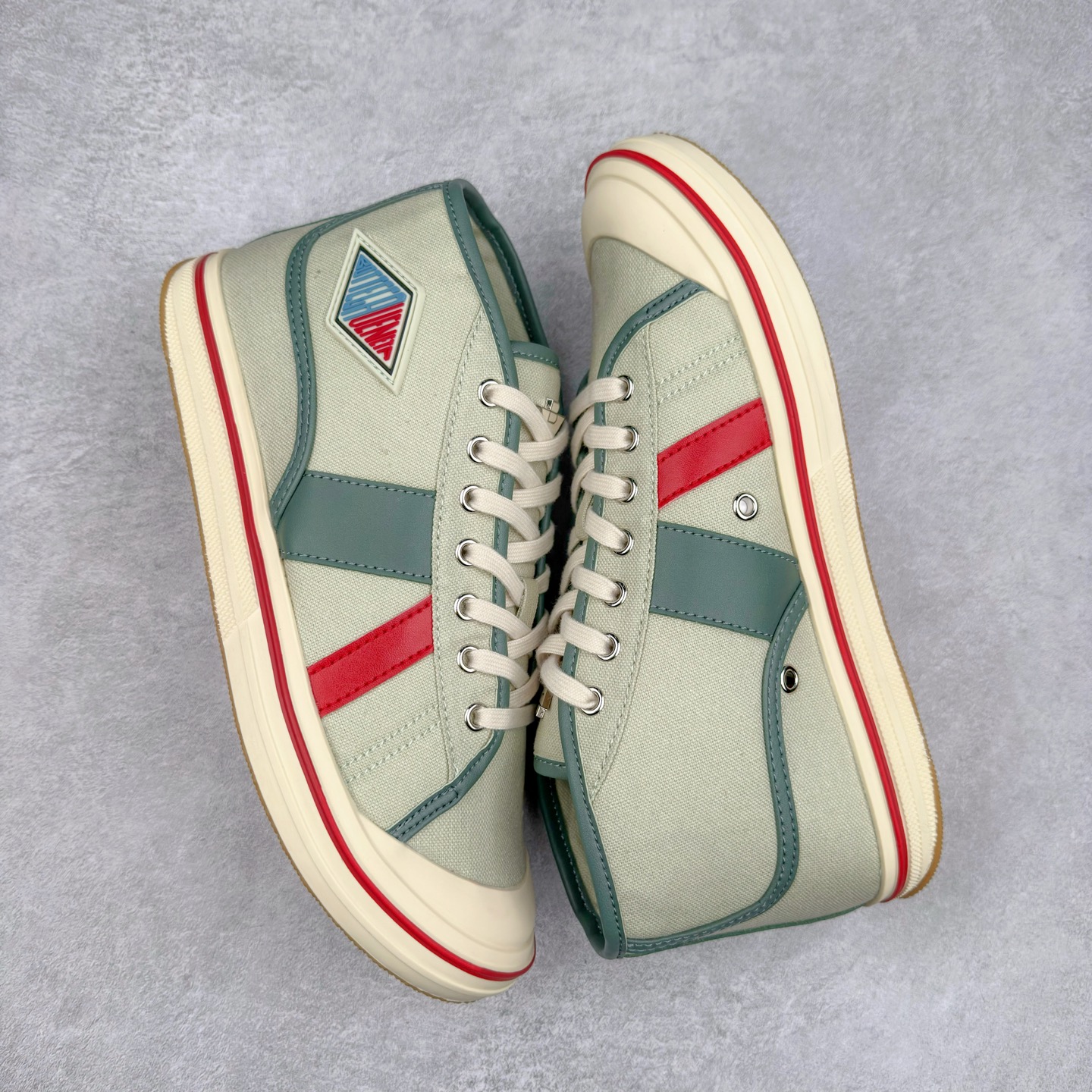 图片[3]-＃TG BOTTEGA VENETA Eliot BV 25ss 葆蝶家新款复古中帮帆布运动鞋 上市即封神 小红书爆款 BV全新的 Eliot以复古篮球鞋为设计灵感 童趣的色彩焕发青春活力!男女同款 可以做情侣鞋穿着哦整个鞋子透气舒适 帆布鞋面自重轻盈 鞋帮拼接处以柔软奢华的羊皮镶嵌包裹每只鞋边的红线均为手工绘画 更具品味与态度喔 尺码：35 36 37 38 39 40 41 42 43 44 45-选品中心