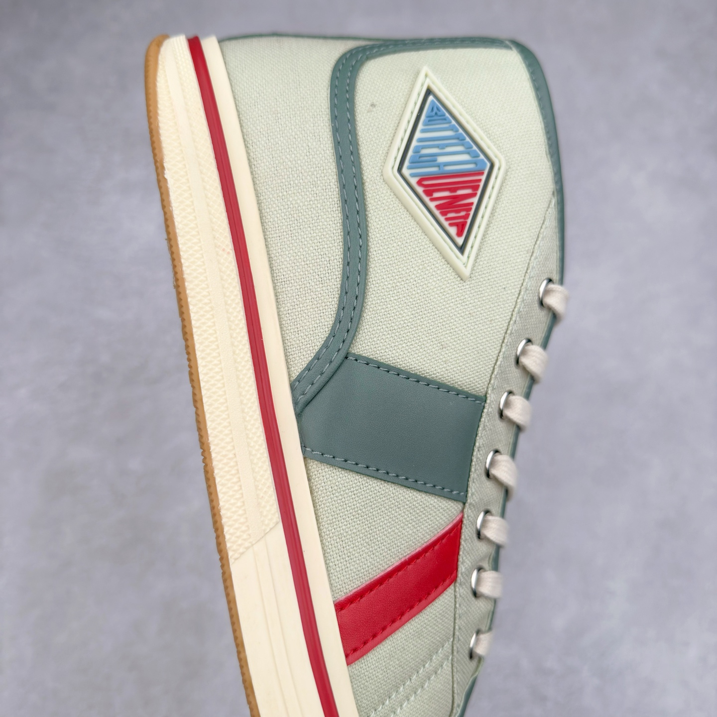 图片[6]-＃TG BOTTEGA VENETA Eliot BV 25ss 葆蝶家新款复古中帮帆布运动鞋 上市即封神 小红书爆款 BV全新的 Eliot以复古篮球鞋为设计灵感 童趣的色彩焕发青春活力!男女同款 可以做情侣鞋穿着哦整个鞋子透气舒适 帆布鞋面自重轻盈 鞋帮拼接处以柔软奢华的羊皮镶嵌包裹每只鞋边的红线均为手工绘画 更具品味与态度喔 尺码：35 36 37 38 39 40 41 42 43 44 45-选品中心