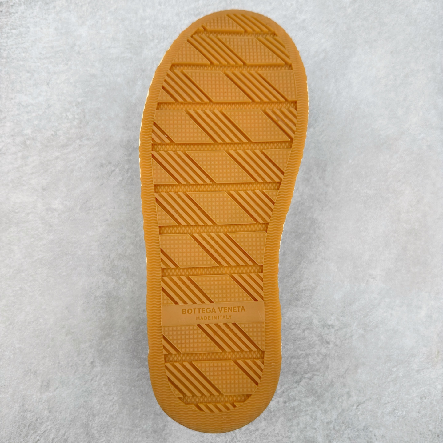 图片[9]-＃TG BOTTEGA VENETA Eliot BV 25ss 葆蝶家新款复古中帮帆布运动鞋 上市即封神 小红书爆款 BV全新的 Eliot以复古篮球鞋为设计灵感 童趣的色彩焕发青春活力!男女同款 可以做情侣鞋穿着哦整个鞋子透气舒适 帆布鞋面自重轻盈 鞋帮拼接处以柔软奢华的羊皮镶嵌包裹每只鞋边的红线均为手工绘画 更具品味与态度喔 尺码：35 36 37 38 39 40 41 42 43 44 45-选品中心