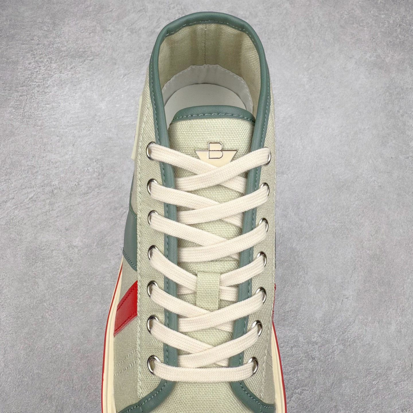 图片[5]-＃TG BOTTEGA VENETA Eliot BV 25ss 葆蝶家新款复古中帮帆布运动鞋 上市即封神 小红书爆款 BV全新的 Eliot以复古篮球鞋为设计灵感 童趣的色彩焕发青春活力!男女同款 可以做情侣鞋穿着哦整个鞋子透气舒适 帆布鞋面自重轻盈 鞋帮拼接处以柔软奢华的羊皮镶嵌包裹每只鞋边的红线均为手工绘画 更具品味与态度喔 尺码：35 36 37 38 39 40 41 42 43 44 45-选品中心