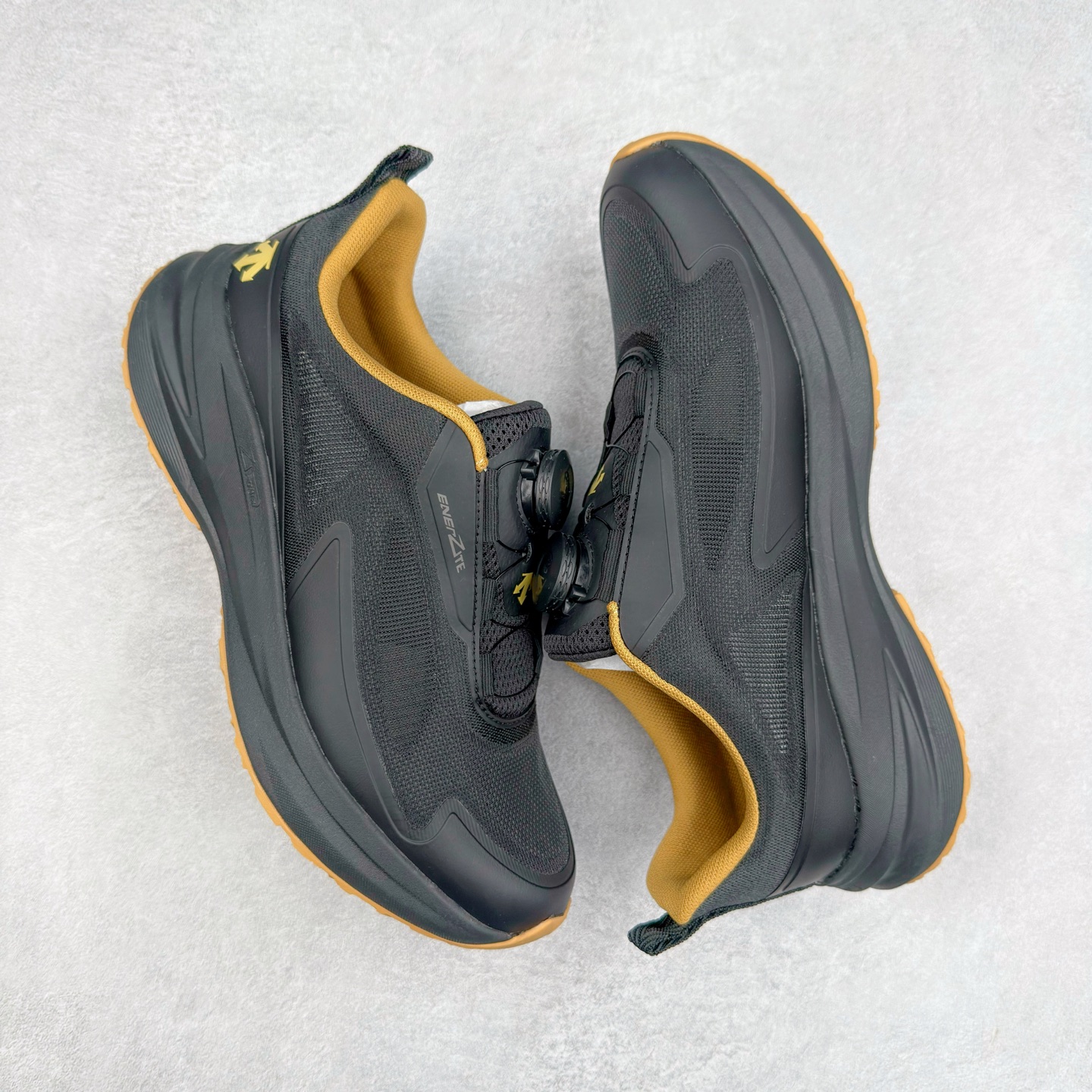 图片[3]-＃HP DESCENTE Enerzite 迪桑特泡棉科技中底舒适BOA系带系统低帮跑步鞋 DESCENTE（迪桑特）创立于1935年，品牌名取自法语词汇，意为“滑降”。品牌箭头标识代表滑雪的三种技术“高速直线滑行”、“穿越”和“侧滑”，也寓意品牌在打造高端专业运动产品中不断追求完美的创新精神，致力于成为中国高端专业滑雪、综训、女子、铁人三项、高尔夫的第一品牌。尺码：39 40 40.5 41 42 42.5 43 44 44.5 45-选品中心