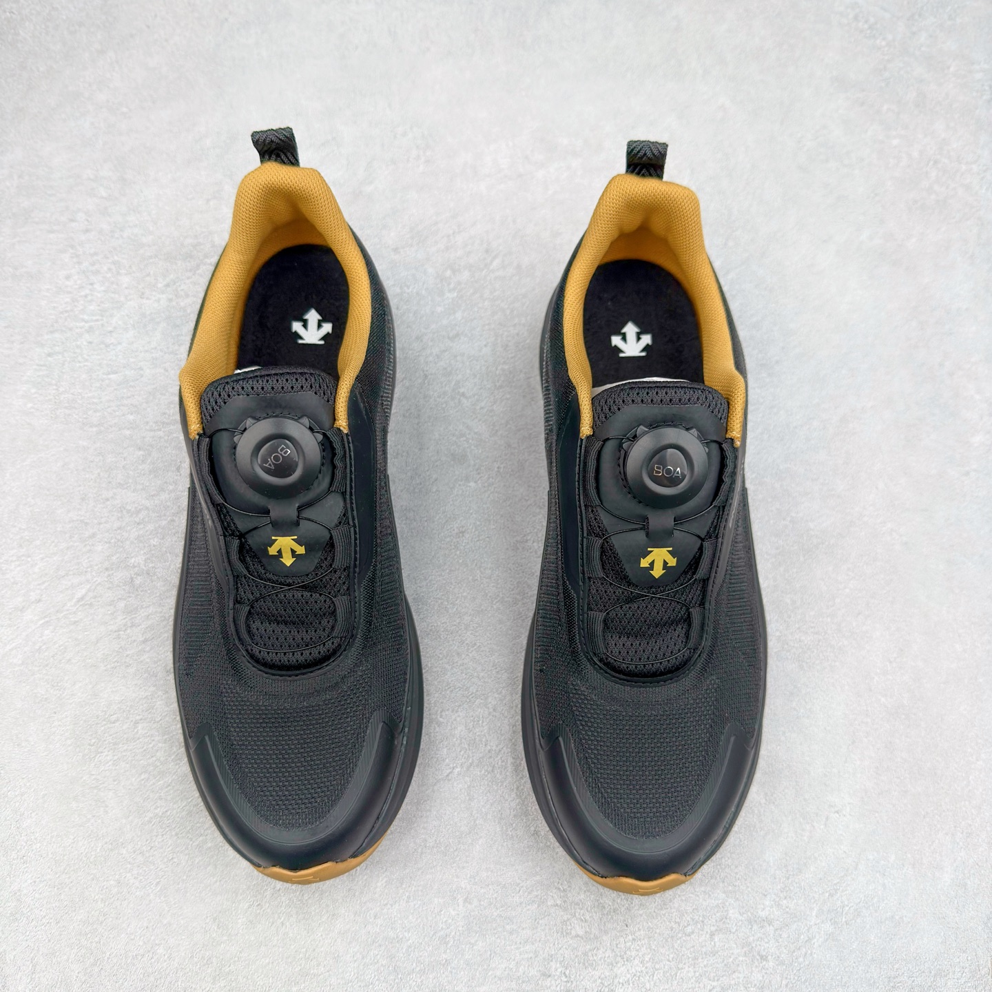 图片[2]-＃HP DESCENTE Enerzite 迪桑特泡棉科技中底舒适BOA系带系统低帮跑步鞋 DESCENTE（迪桑特）创立于1935年，品牌名取自法语词汇，意为“滑降”。品牌箭头标识代表滑雪的三种技术“高速直线滑行”、“穿越”和“侧滑”，也寓意品牌在打造高端专业运动产品中不断追求完美的创新精神，致力于成为中国高端专业滑雪、综训、女子、铁人三项、高尔夫的第一品牌。尺码：39 40 40.5 41 42 42.5 43 44 44.5 45-选品中心