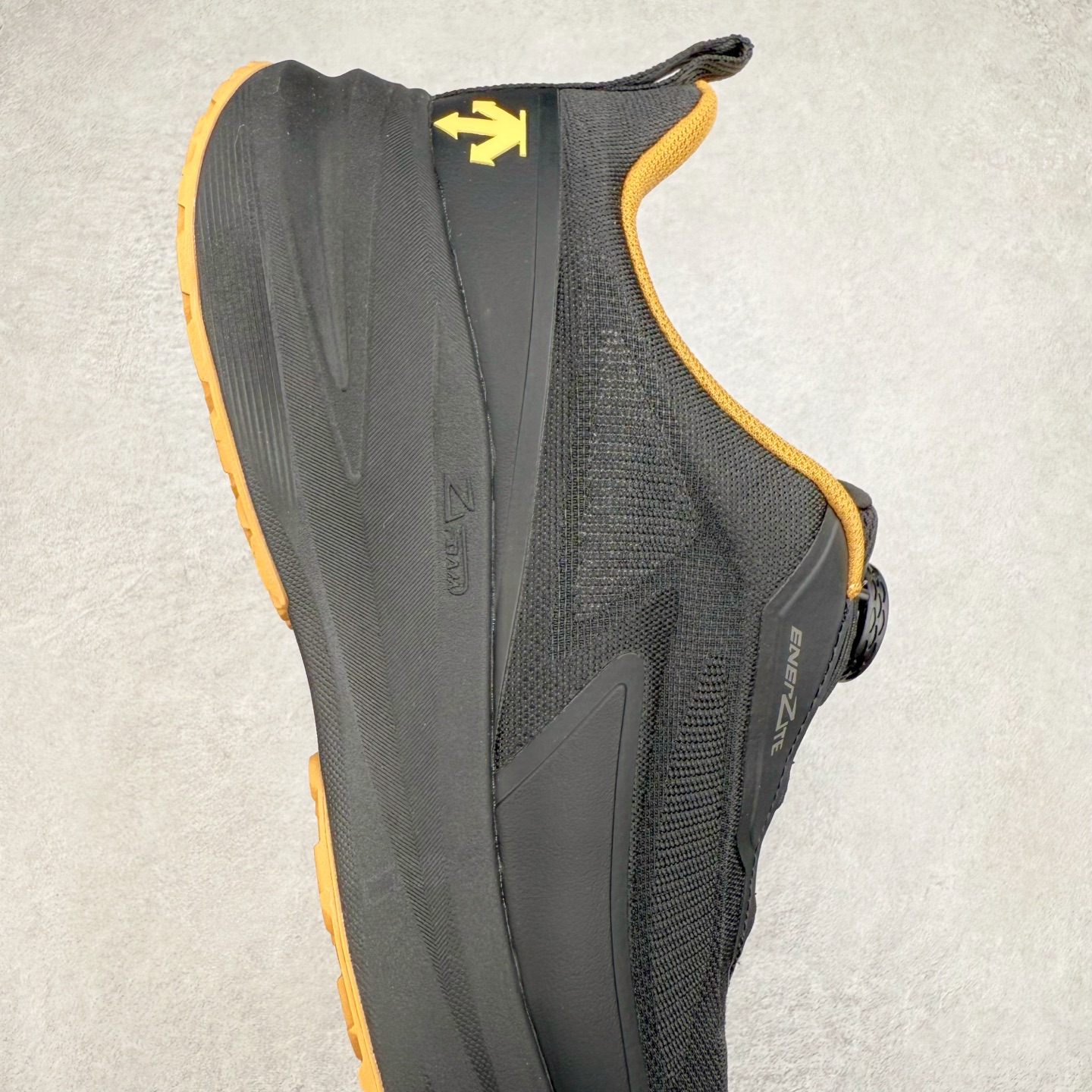 图片[6]-＃HP DESCENTE Enerzite 迪桑特泡棉科技中底舒适BOA系带系统低帮跑步鞋 DESCENTE（迪桑特）创立于1935年，品牌名取自法语词汇，意为“滑降”。品牌箭头标识代表滑雪的三种技术“高速直线滑行”、“穿越”和“侧滑”，也寓意品牌在打造高端专业运动产品中不断追求完美的创新精神，致力于成为中国高端专业滑雪、综训、女子、铁人三项、高尔夫的第一品牌。尺码：39 40 40.5 41 42 42.5 43 44 44.5 45-选品中心