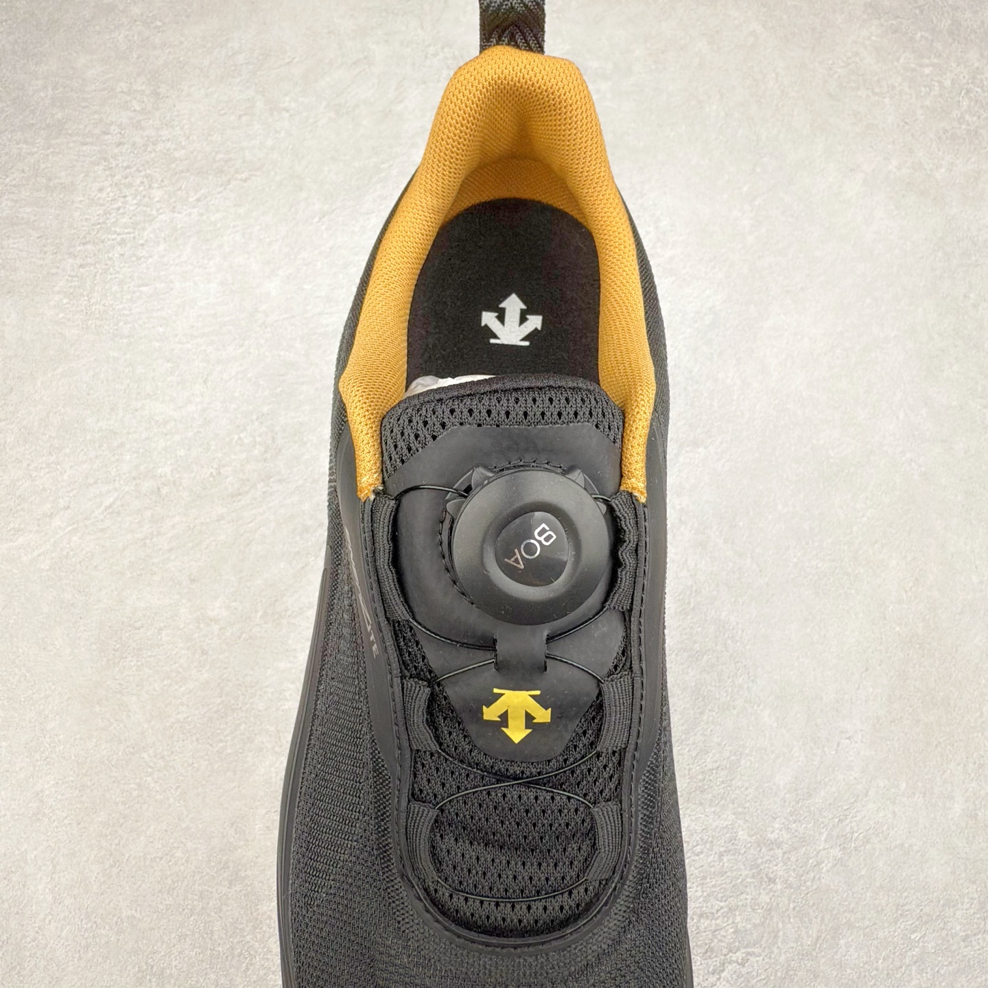 图片[5]-＃HP DESCENTE Enerzite 迪桑特泡棉科技中底舒适BOA系带系统低帮跑步鞋 DESCENTE（迪桑特）创立于1935年，品牌名取自法语词汇，意为“滑降”。品牌箭头标识代表滑雪的三种技术“高速直线滑行”、“穿越”和“侧滑”，也寓意品牌在打造高端专业运动产品中不断追求完美的创新精神，致力于成为中国高端专业滑雪、综训、女子、铁人三项、高尔夫的第一品牌。尺码：39 40 40.5 41 42 42.5 43 44 44.5 45-选品中心