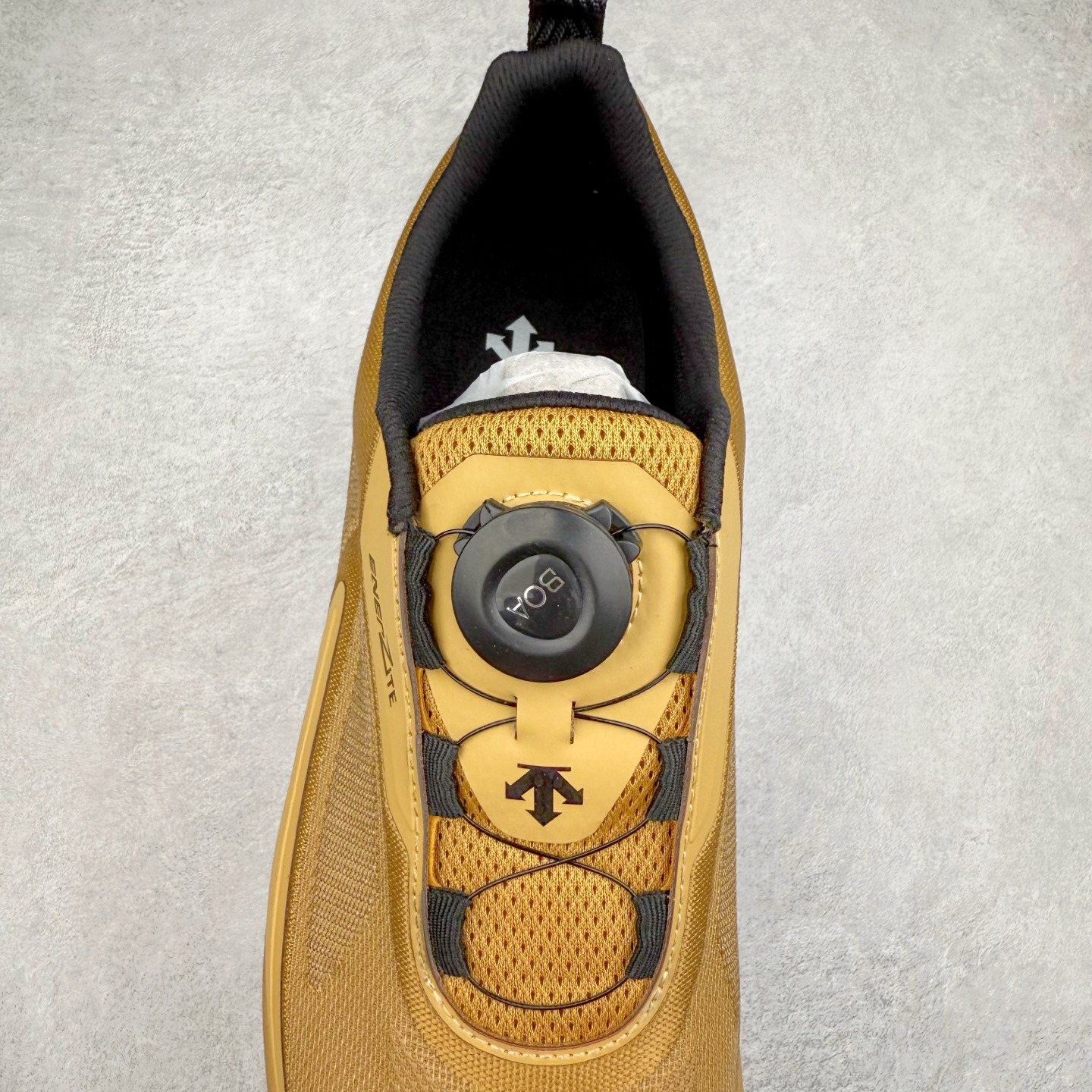 图片[5]-＃HP DESCENTE Enerzite 迪桑特泡棉科技中底舒适BOA系带系统低帮跑步鞋 DESCENTE（迪桑特）创立于1935年，品牌名取自法语词汇，意为“滑降”。品牌箭头标识代表滑雪的三种技术“高速直线滑行”、“穿越”和“侧滑”，也寓意品牌在打造高端专业运动产品中不断追求完美的创新精神，致力于成为中国高端专业滑雪、综训、女子、铁人三项、高尔夫的第一品牌。尺码：39 40 40.5 41 42 42.5 43 44 44.5 45-选品中心