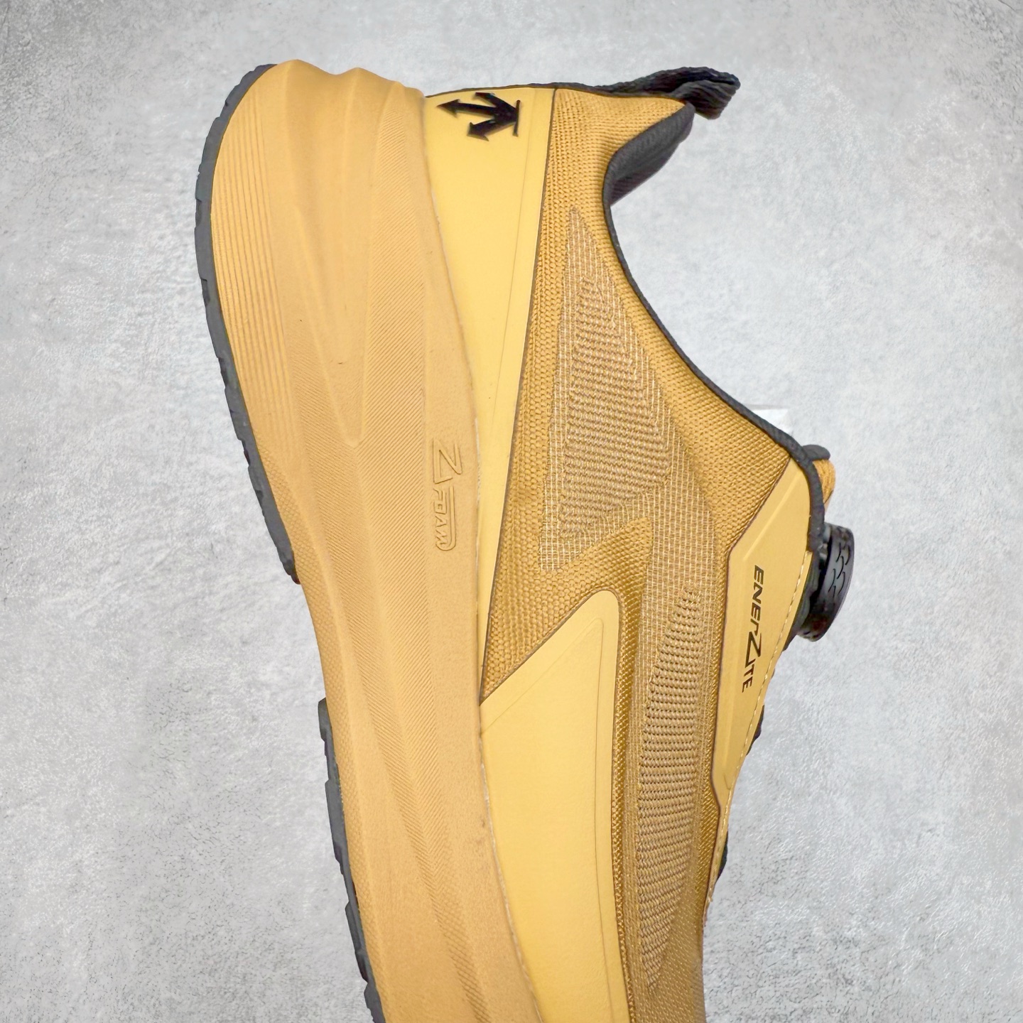 图片[6]-＃HP DESCENTE Enerzite 迪桑特泡棉科技中底舒适BOA系带系统低帮跑步鞋 DESCENTE（迪桑特）创立于1935年，品牌名取自法语词汇，意为“滑降”。品牌箭头标识代表滑雪的三种技术“高速直线滑行”、“穿越”和“侧滑”，也寓意品牌在打造高端专业运动产品中不断追求完美的创新精神，致力于成为中国高端专业滑雪、综训、女子、铁人三项、高尔夫的第一品牌。尺码：39 40 40.5 41 42 42.5 43 44 44.5 45-选品中心