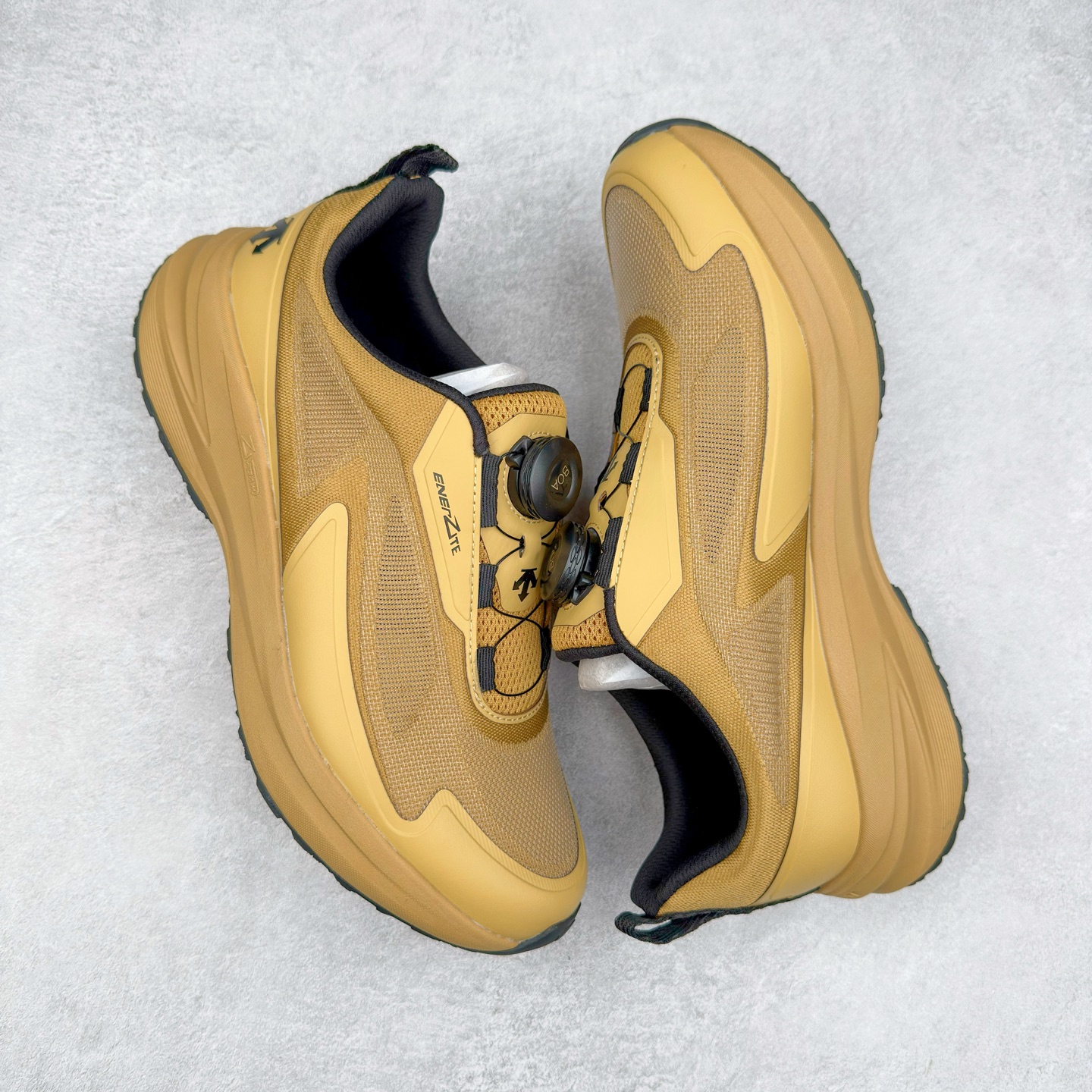 图片[3]-＃HP DESCENTE Enerzite 迪桑特泡棉科技中底舒适BOA系带系统低帮跑步鞋 DESCENTE（迪桑特）创立于1935年，品牌名取自法语词汇，意为“滑降”。品牌箭头标识代表滑雪的三种技术“高速直线滑行”、“穿越”和“侧滑”，也寓意品牌在打造高端专业运动产品中不断追求完美的创新精神，致力于成为中国高端专业滑雪、综训、女子、铁人三项、高尔夫的第一品牌。尺码：39 40 40.5 41 42 42.5 43 44 44.5 45-选品中心