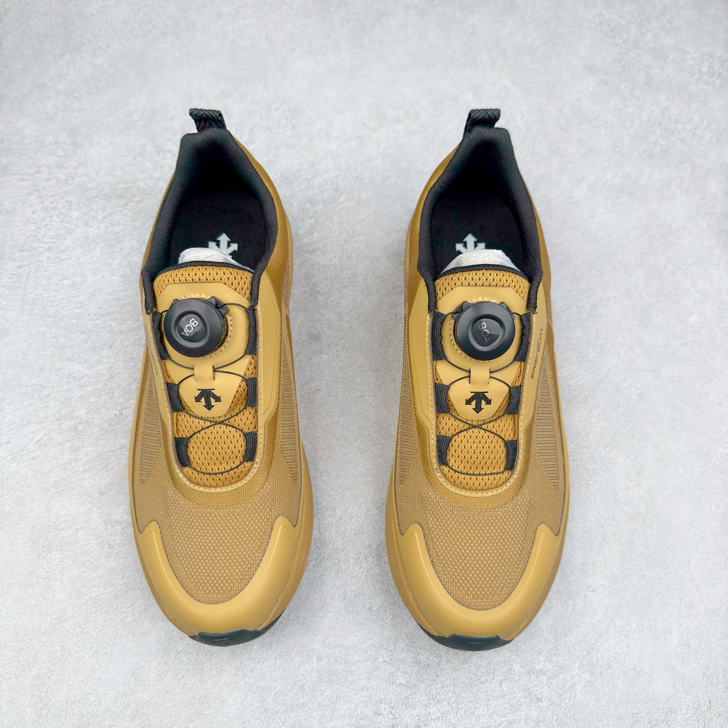 图片[2]-＃HP DESCENTE Enerzite 迪桑特泡棉科技中底舒适BOA系带系统低帮跑步鞋 DESCENTE（迪桑特）创立于1935年，品牌名取自法语词汇，意为“滑降”。品牌箭头标识代表滑雪的三种技术“高速直线滑行”、“穿越”和“侧滑”，也寓意品牌在打造高端专业运动产品中不断追求完美的创新精神，致力于成为中国高端专业滑雪、综训、女子、铁人三项、高尔夫的第一品牌。尺码：39 40 40.5 41 42 42.5 43 44 44.5 45-选品中心