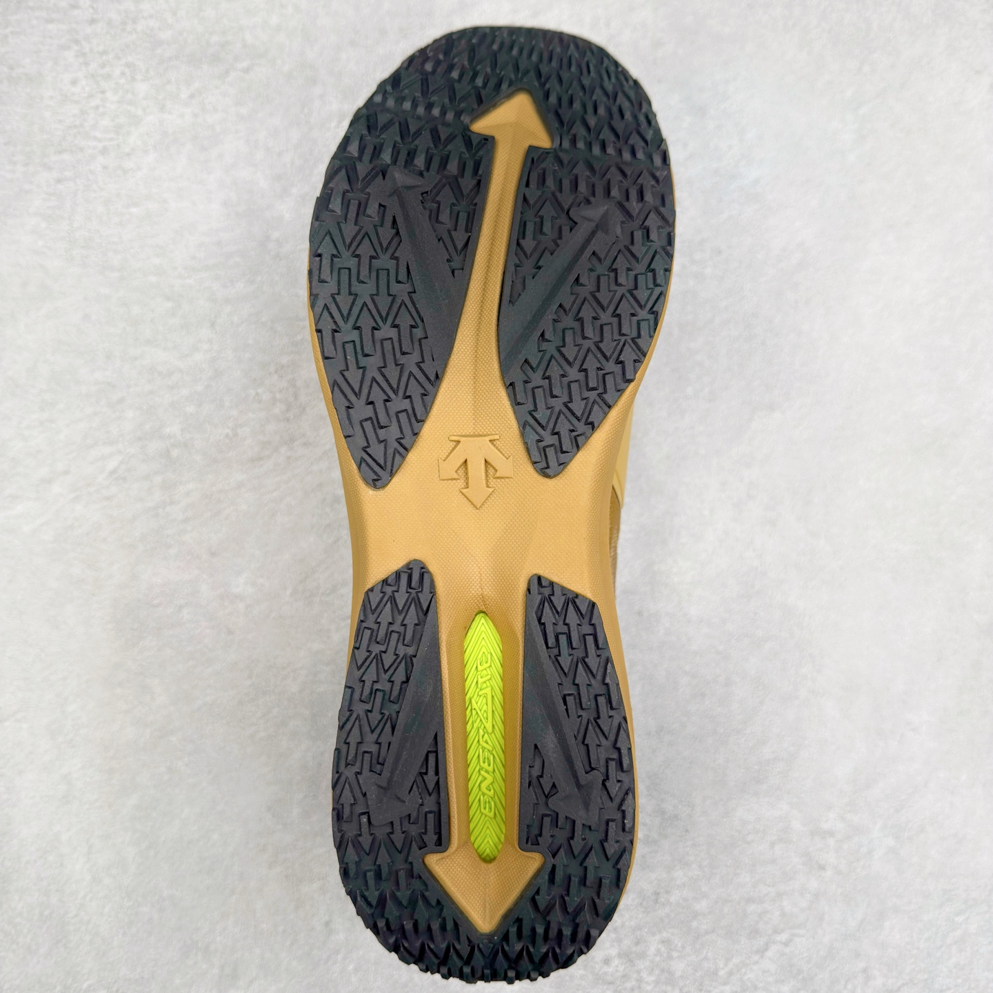 图片[9]-＃HP DESCENTE Enerzite 迪桑特泡棉科技中底舒适BOA系带系统低帮跑步鞋 DESCENTE（迪桑特）创立于1935年，品牌名取自法语词汇，意为“滑降”。品牌箭头标识代表滑雪的三种技术“高速直线滑行”、“穿越”和“侧滑”，也寓意品牌在打造高端专业运动产品中不断追求完美的创新精神，致力于成为中国高端专业滑雪、综训、女子、铁人三项、高尔夫的第一品牌。尺码：39 40 40.5 41 42 42.5 43 44 44.5 45-选品中心