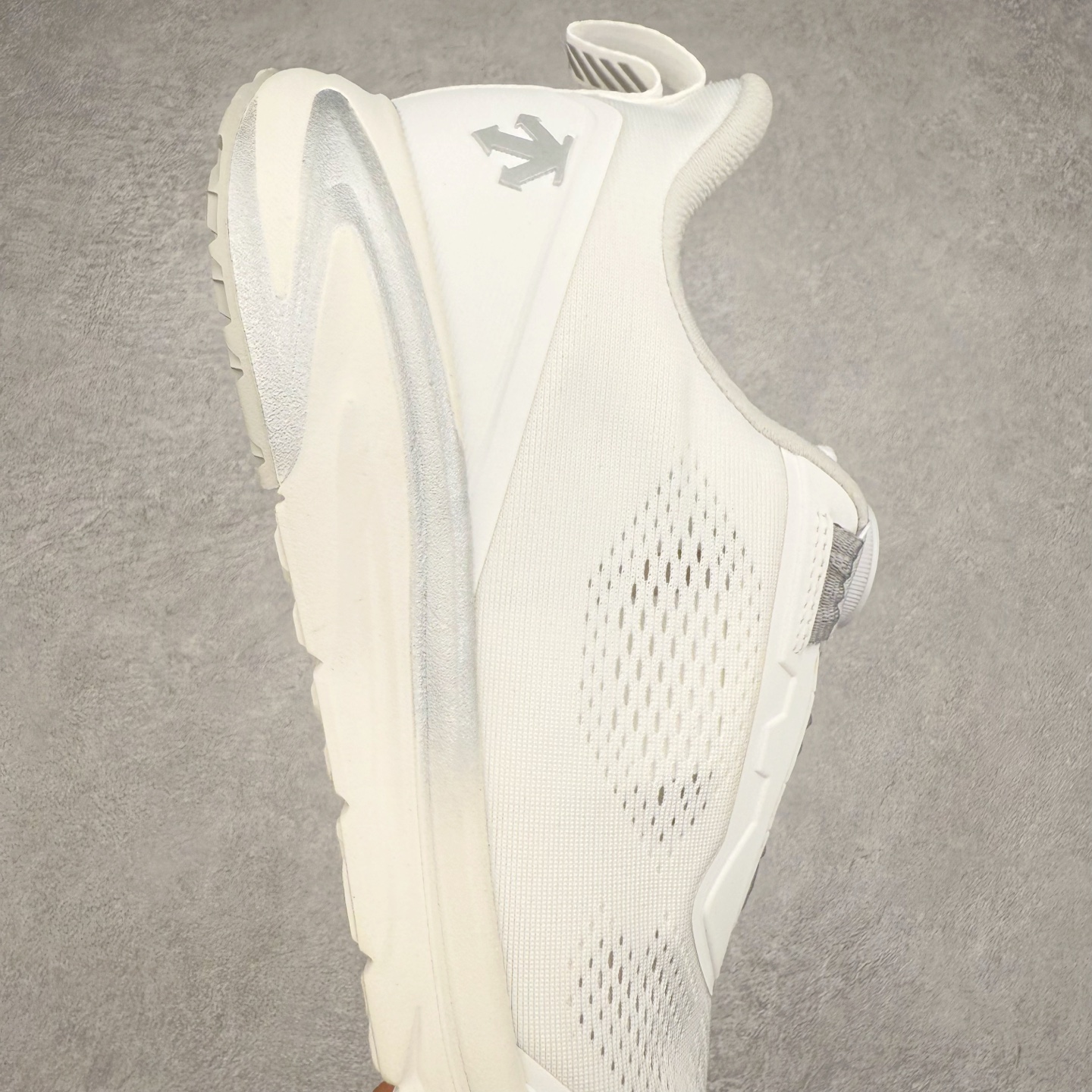 图片[6]-＃HP DESCENTE RUNNING 迪桑特系列BOA舒适减震防滑耐磨回弹跑步鞋 DESCENTE（迪桑特）创立于1935年，品牌名取自法语词汇，意为“滑降”。品牌箭头标识代表滑雪的三种技术“高速直线滑行”、“穿越”和“侧滑”，也寓意品牌在打造高端专业运动产品中不断追求完美的创新精神，致力于成为中国高端专业滑雪、综训、女子、铁人三项、高尔夫的第一品牌。尺码：39 40 40.5 41 42 42.5 43 44-选品中心