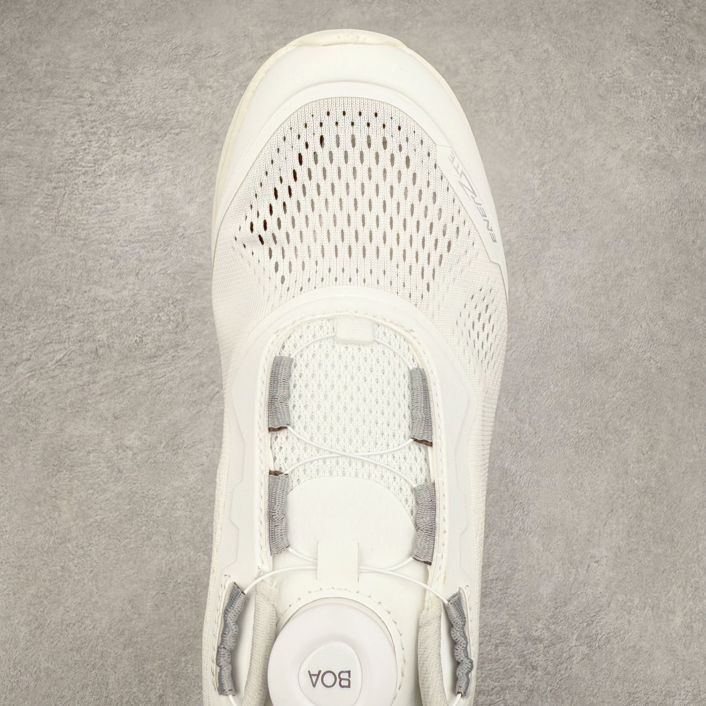 图片[4]-＃HP DESCENTE RUNNING 迪桑特系列BOA舒适减震防滑耐磨回弹跑步鞋 DESCENTE（迪桑特）创立于1935年，品牌名取自法语词汇，意为“滑降”。品牌箭头标识代表滑雪的三种技术“高速直线滑行”、“穿越”和“侧滑”，也寓意品牌在打造高端专业运动产品中不断追求完美的创新精神，致力于成为中国高端专业滑雪、综训、女子、铁人三项、高尔夫的第一品牌。尺码：39 40 40.5 41 42 42.5 43 44-选品中心